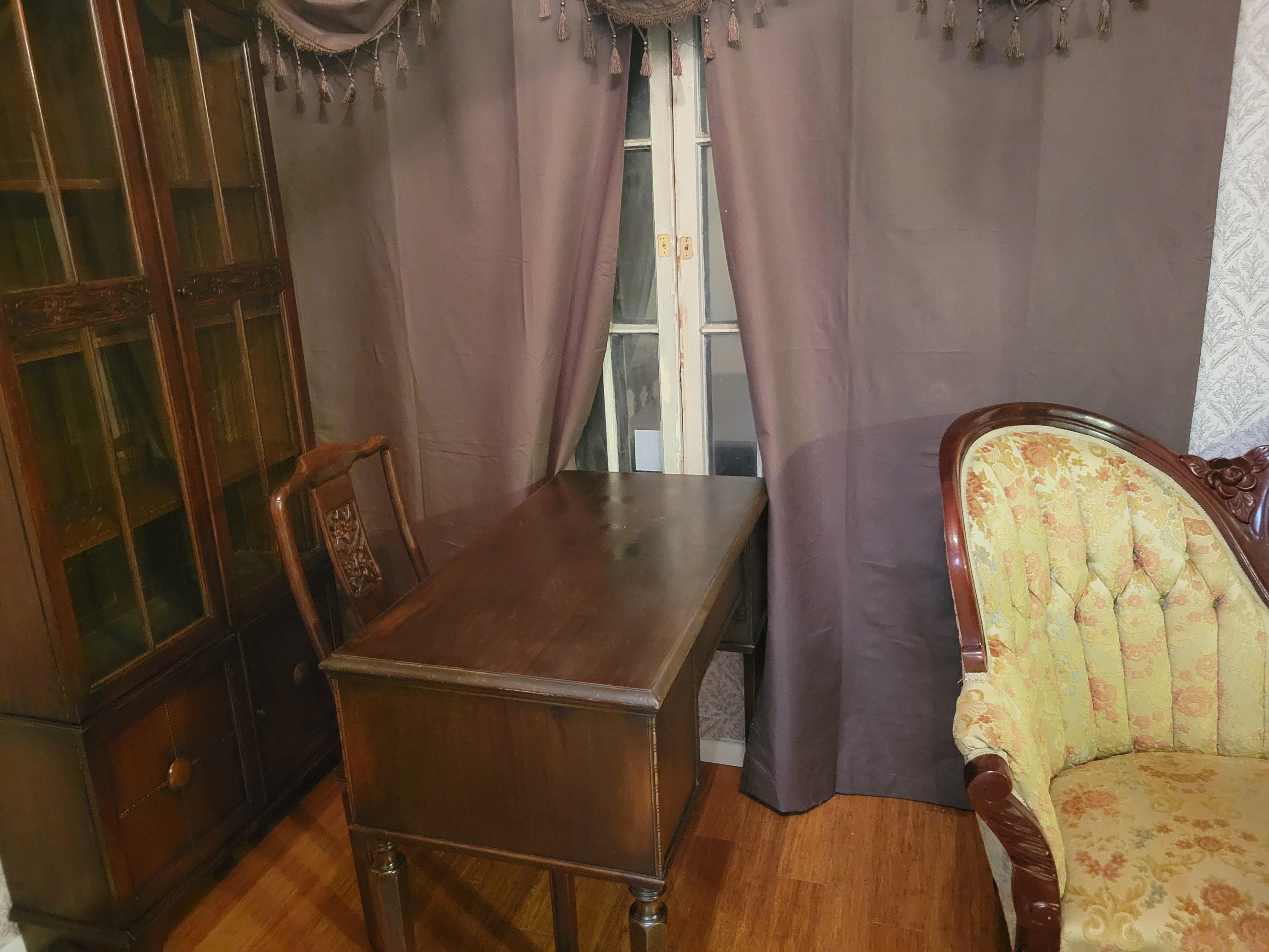 Bureau ancien en acajou avec 5 tiroirs 8