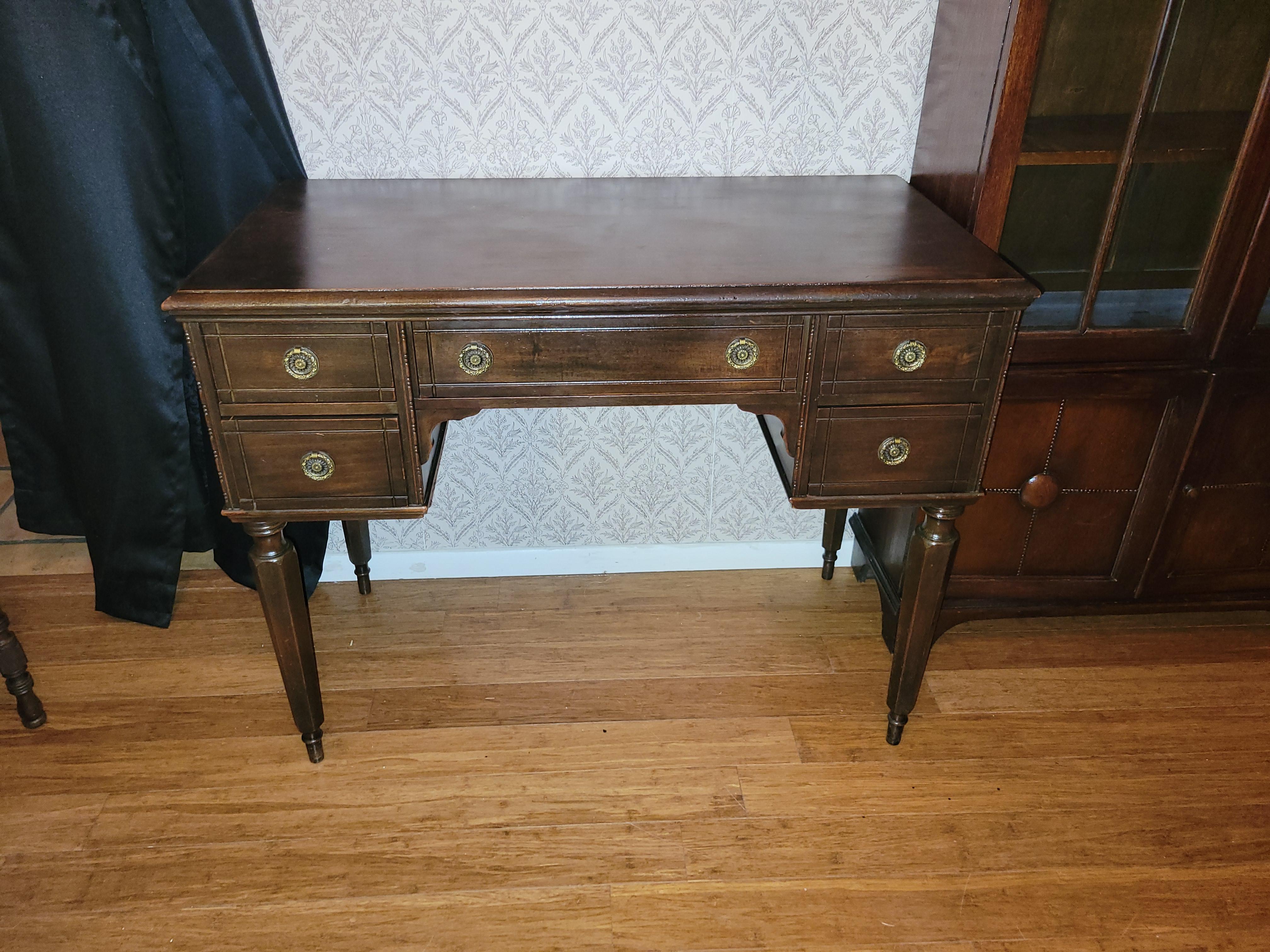 Bureau ancien en acajou avec 5 tiroirs 9