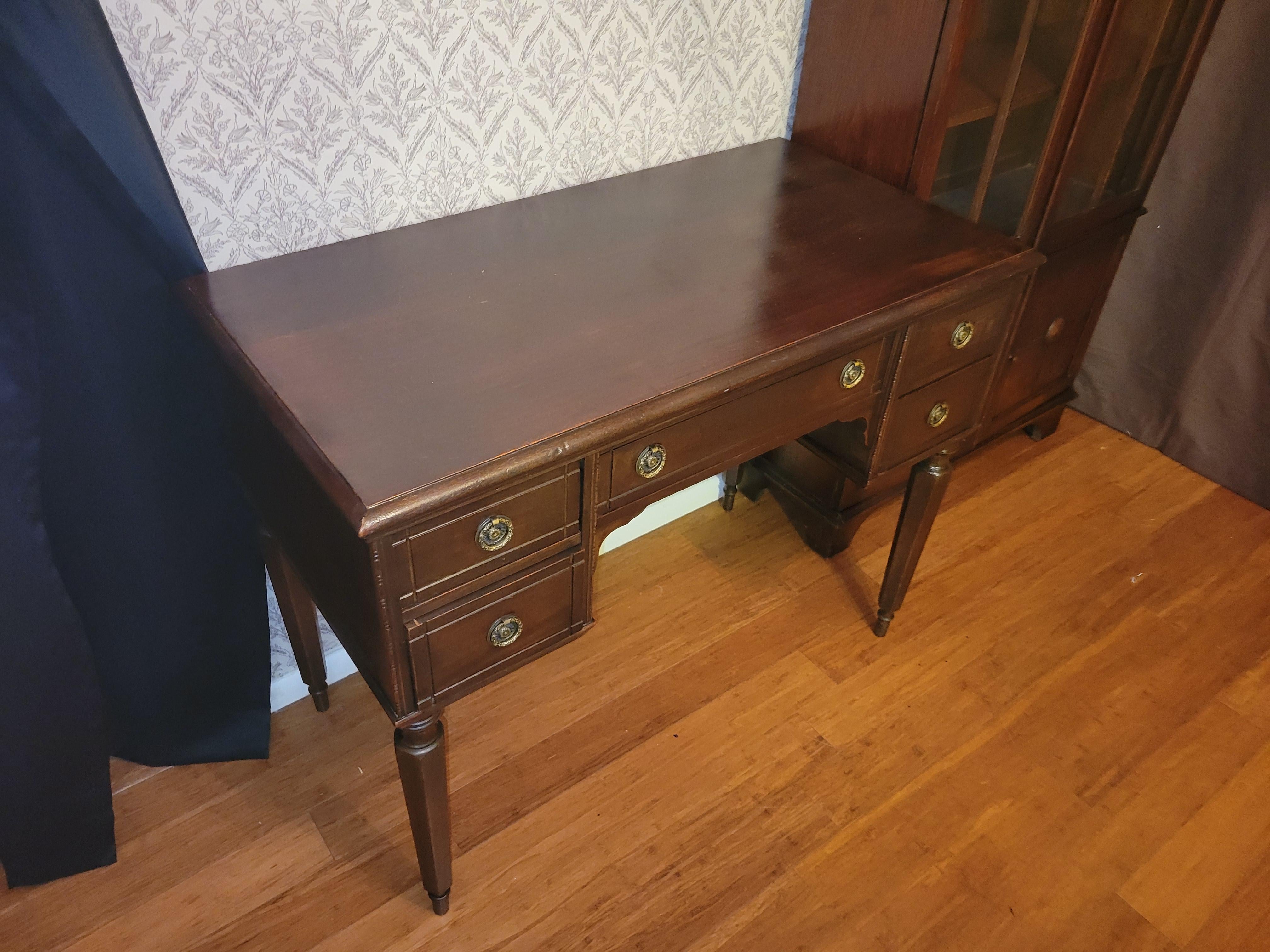Bureau ancien en acajou avec 5 tiroirs 10