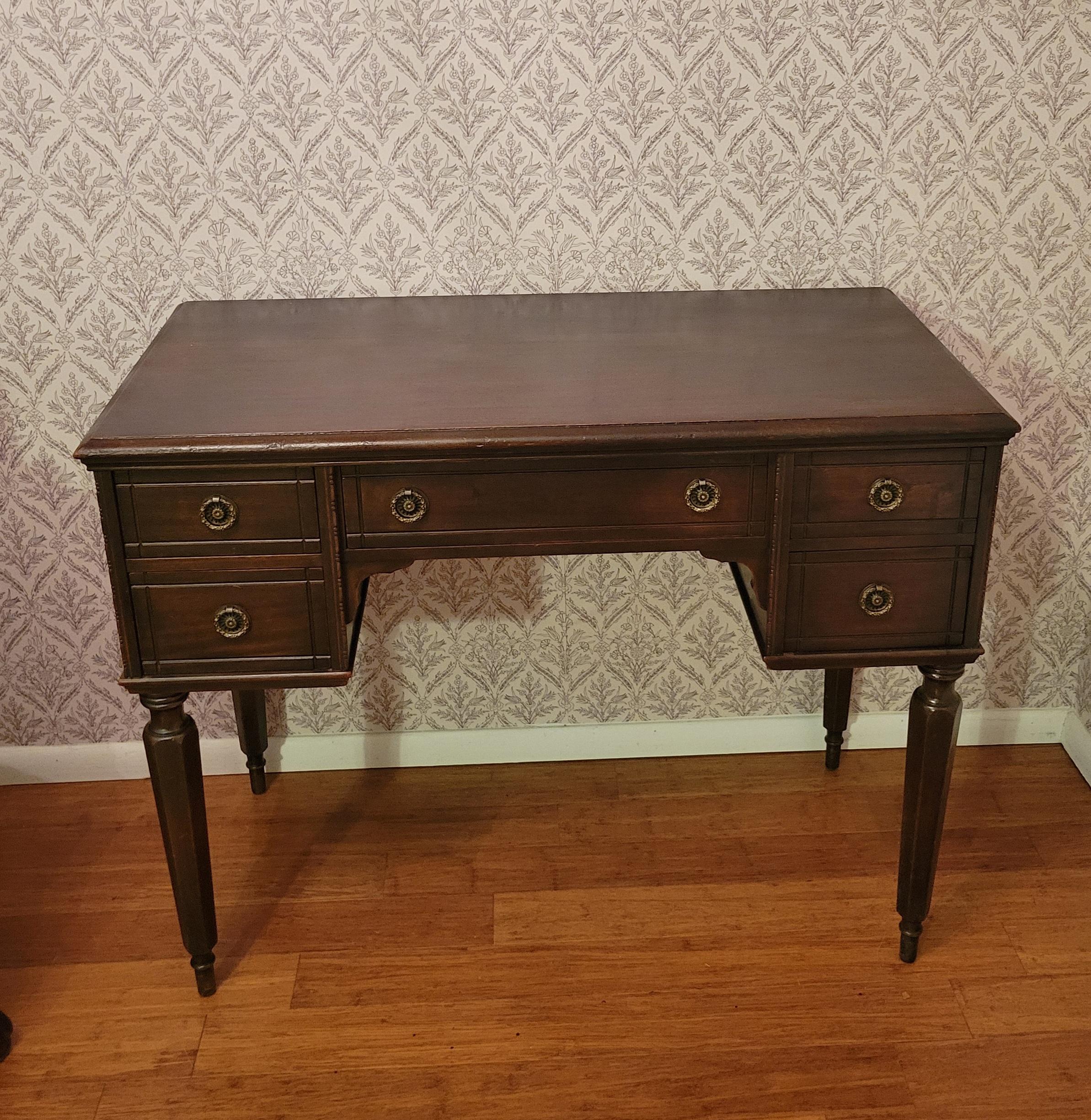Bureau ancien à 5 tiroirs : 38
