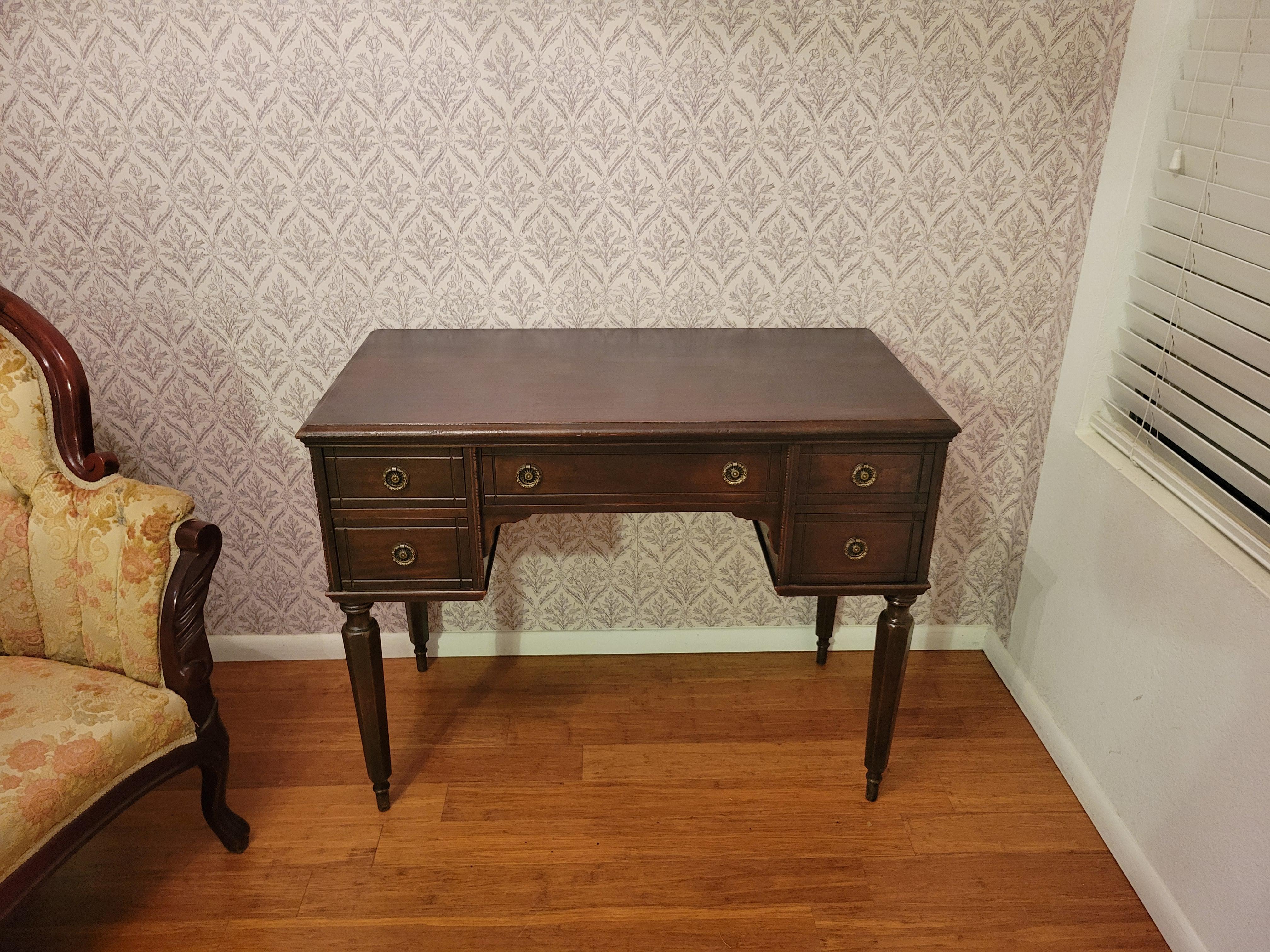 Bureau ancien en acajou avec 5 tiroirs Bon état à Phoenix, AZ
