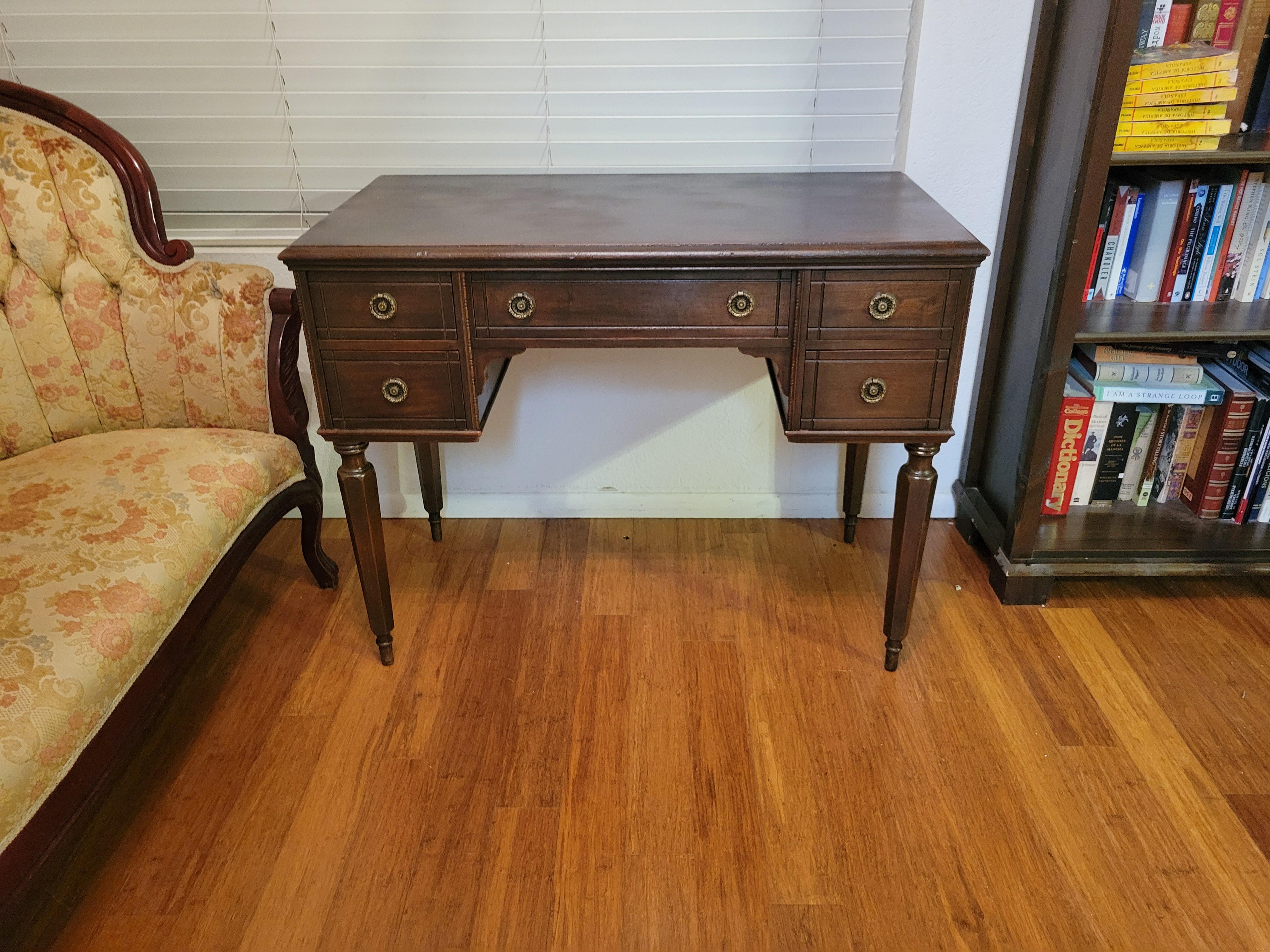 20ième siècle Bureau ancien en acajou avec 5 tiroirs