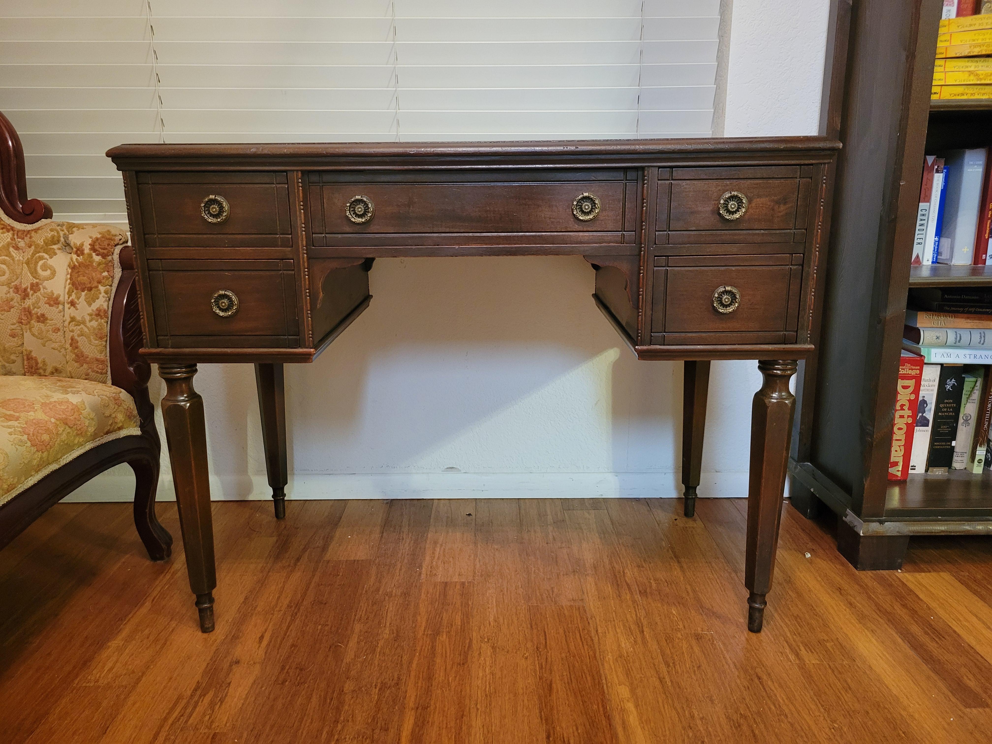 Acajou Bureau ancien en acajou avec 5 tiroirs