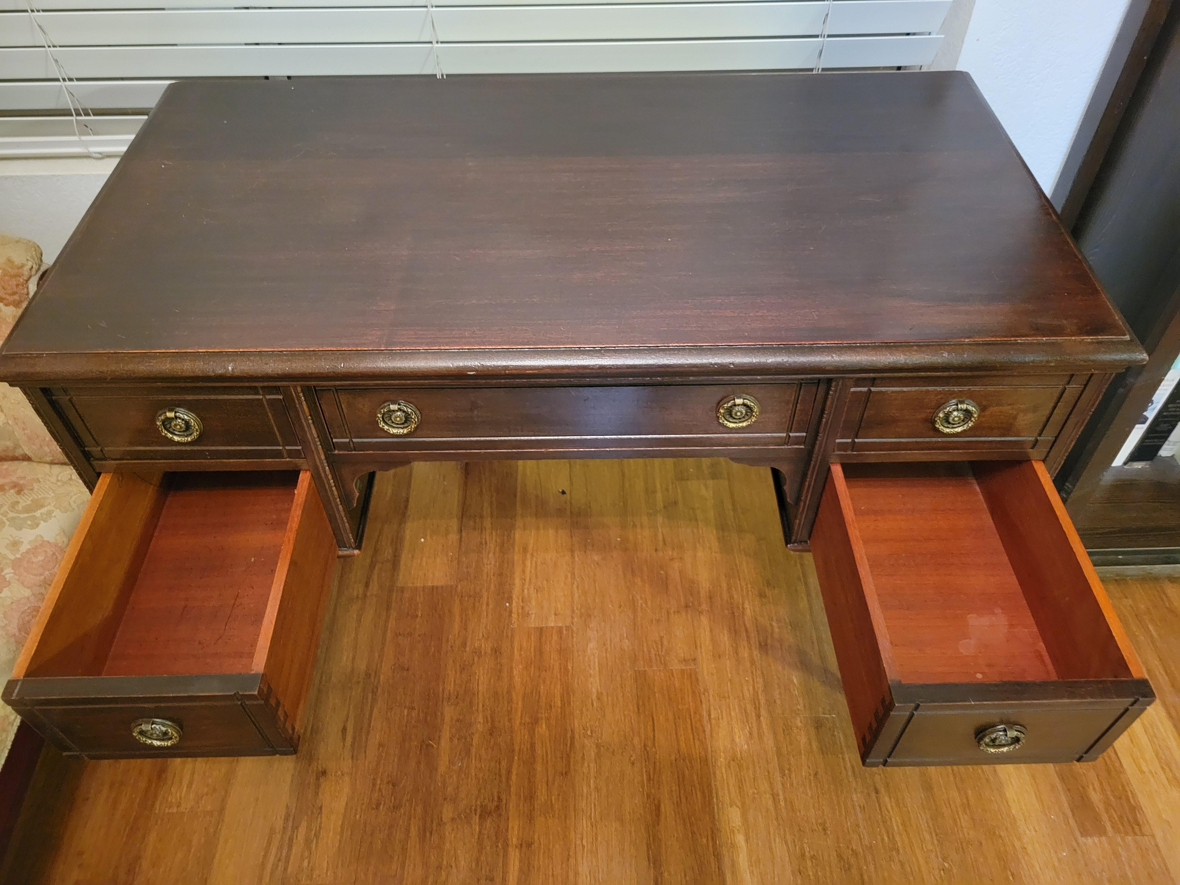 Bureau ancien en acajou avec 5 tiroirs 1