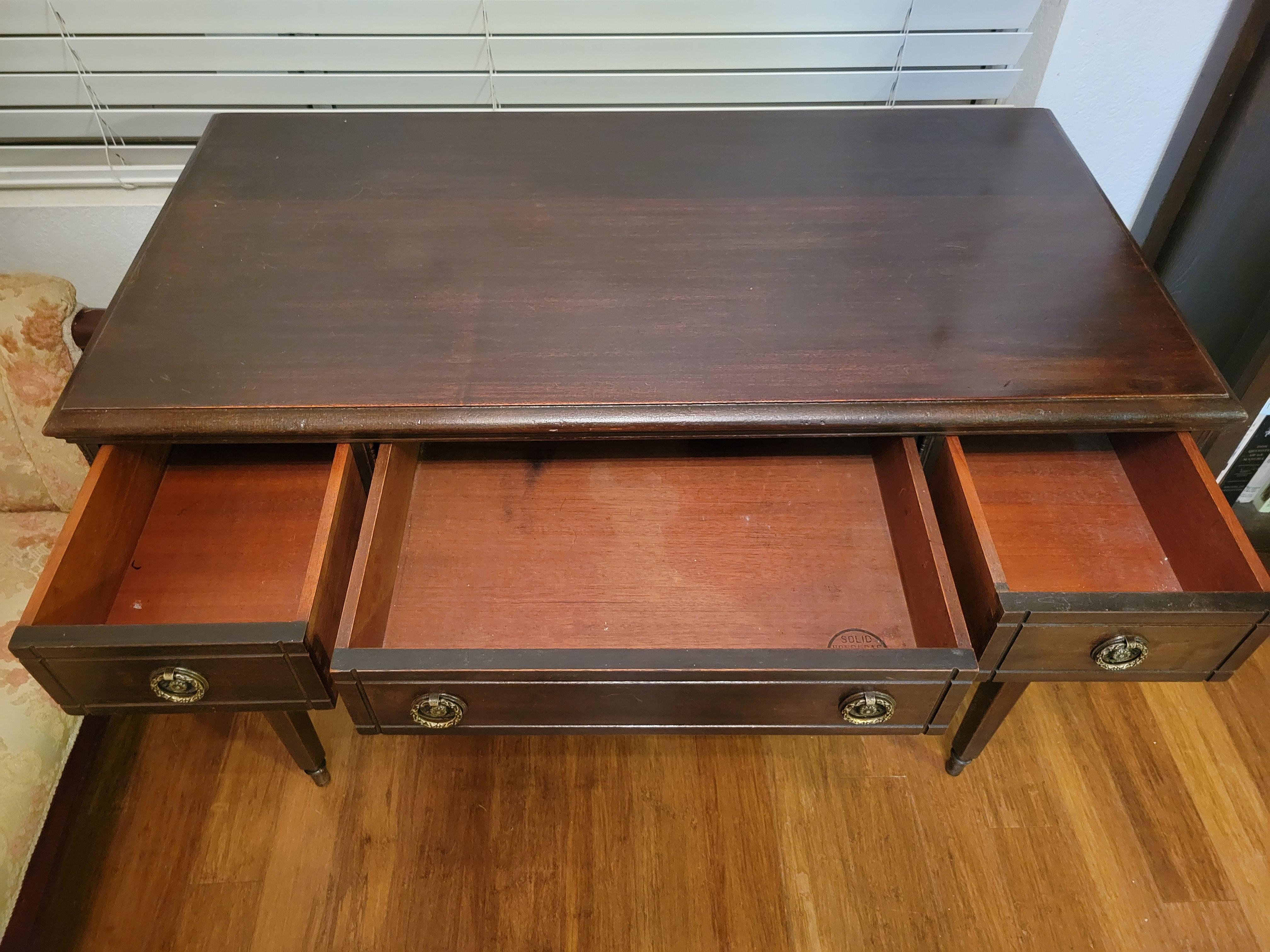 Bureau ancien en acajou avec 5 tiroirs 2