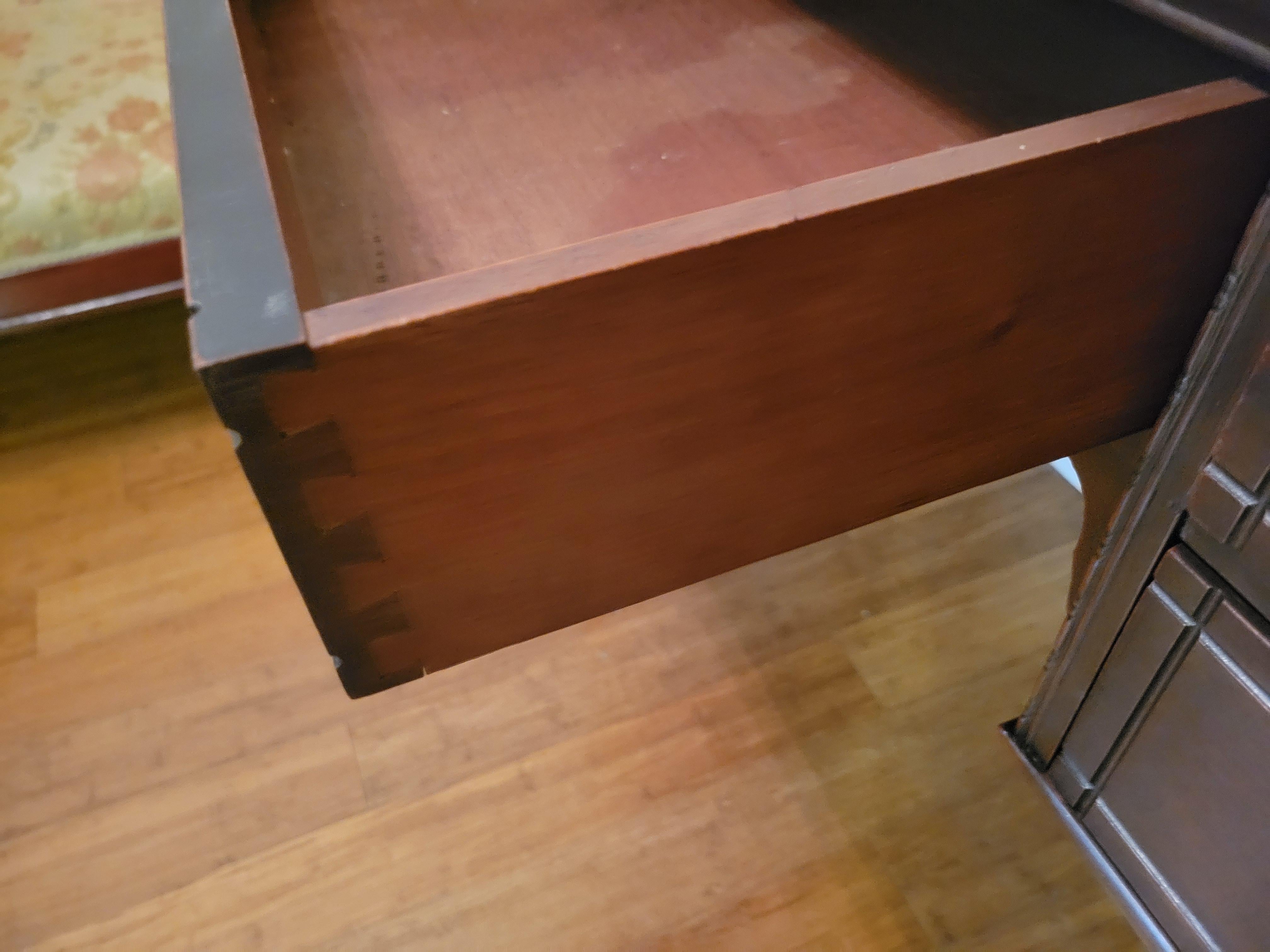 Bureau ancien en acajou avec 5 tiroirs 3