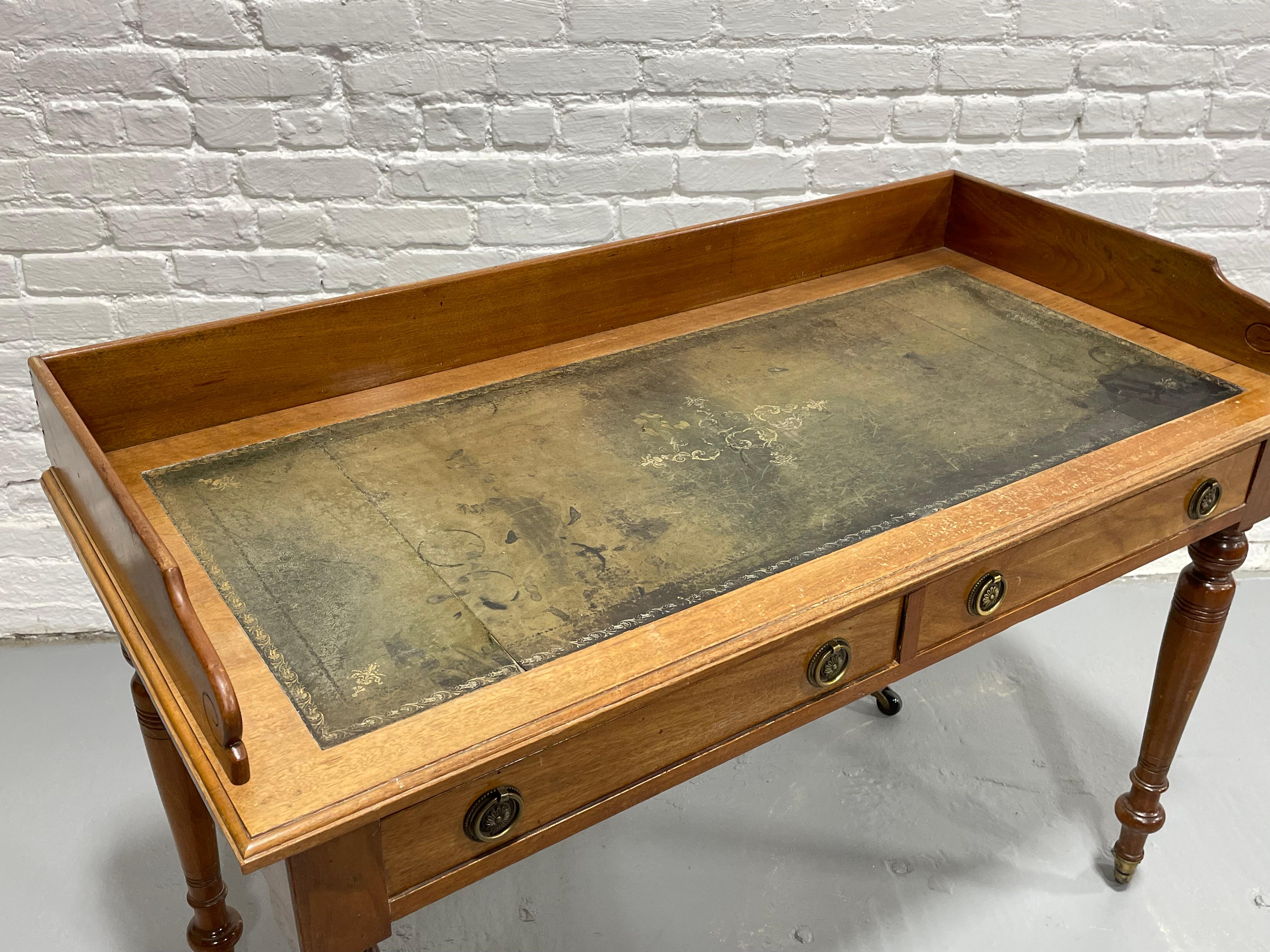 Acajou Ancienne table d'écriture / serveur en acajou avec pieds tournés et roues, vers 1890 en vente