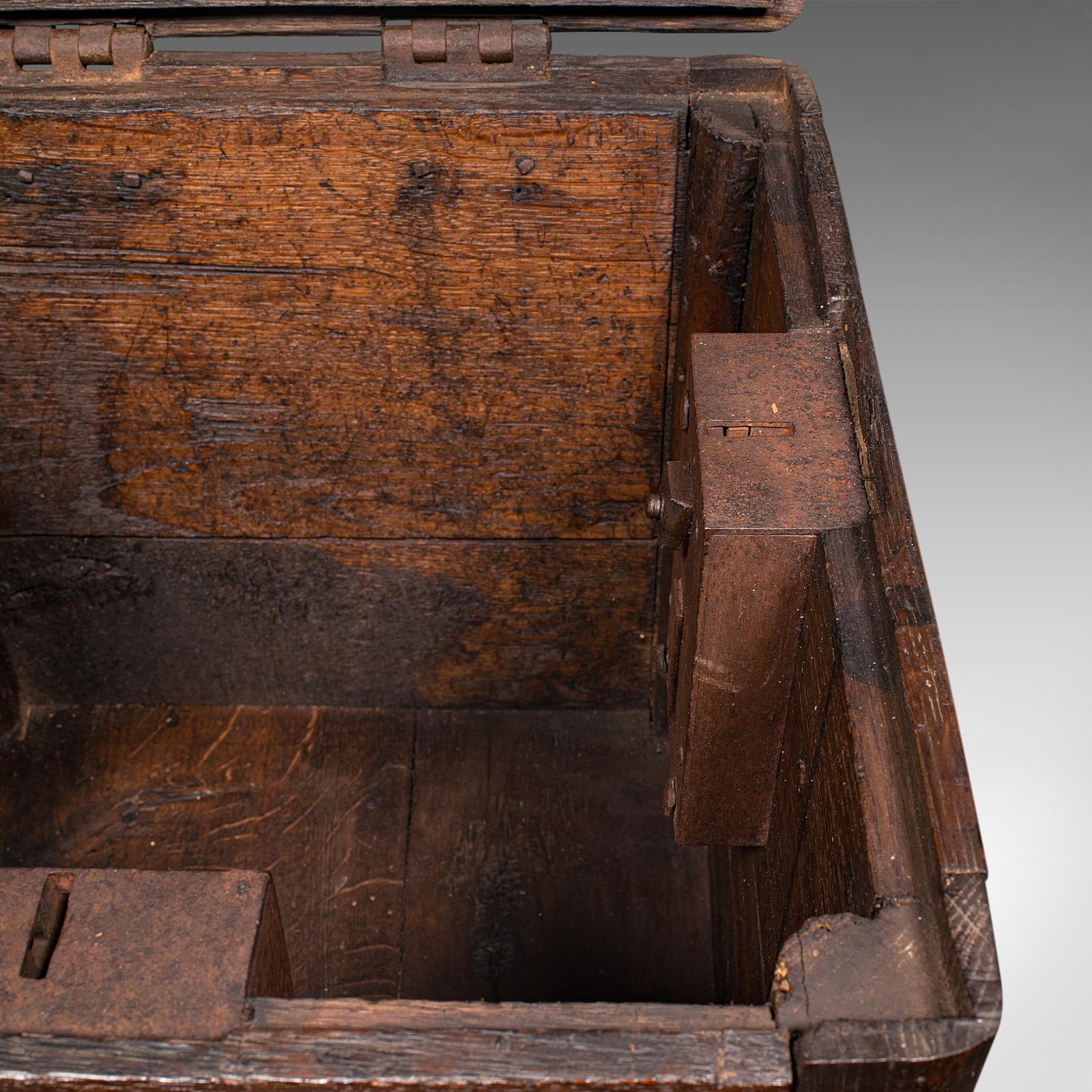 Boîte de sécurité antique anglaise, chêne et coffre de sécurité, début de l'époque géorgienne en vente 3