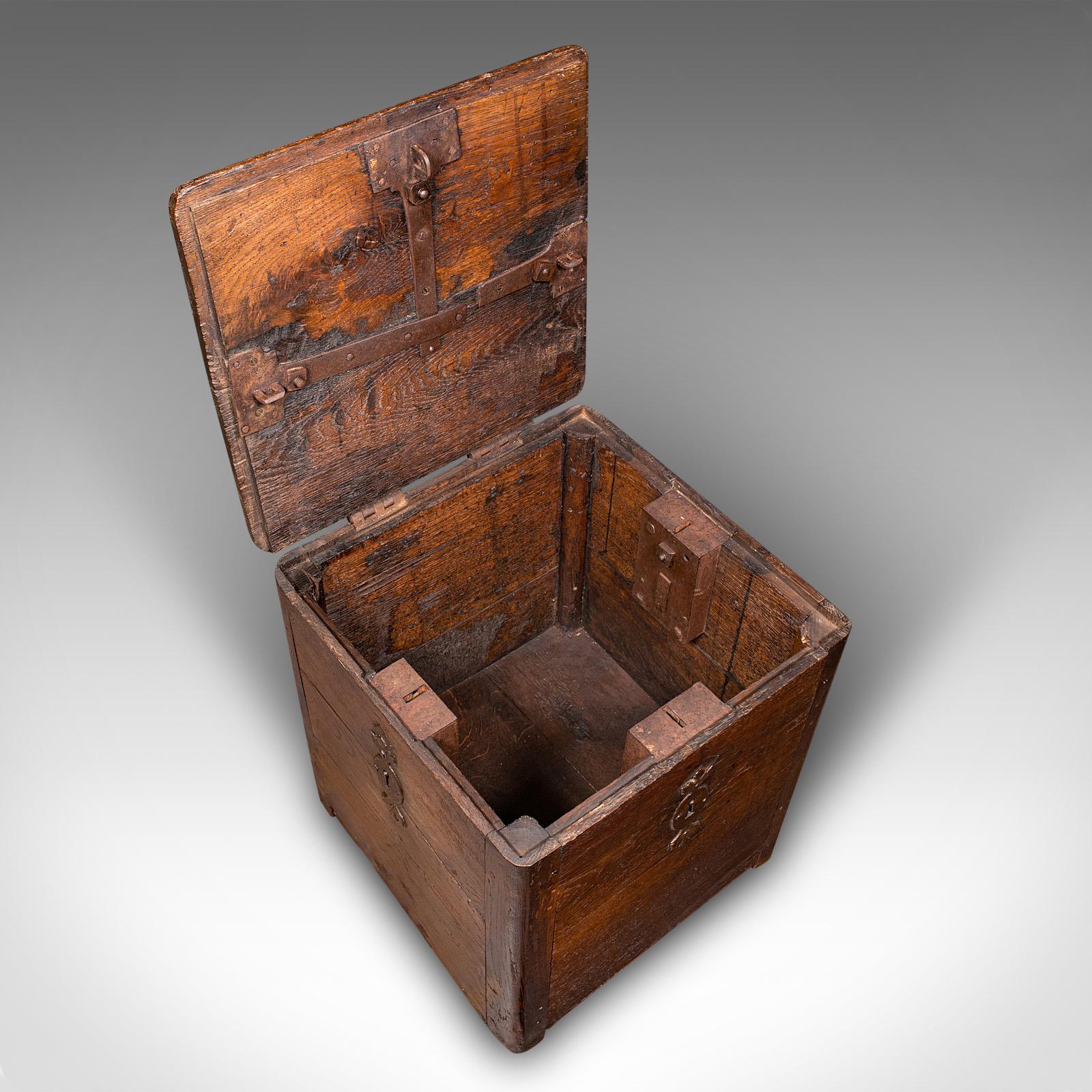 Boîte de sécurité antique anglaise, chêne et coffre de sécurité, début de l'époque géorgienne en vente 1