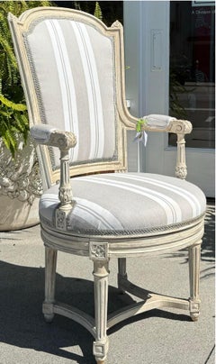 Antiker Drehsessel im Louis XVI-Stil