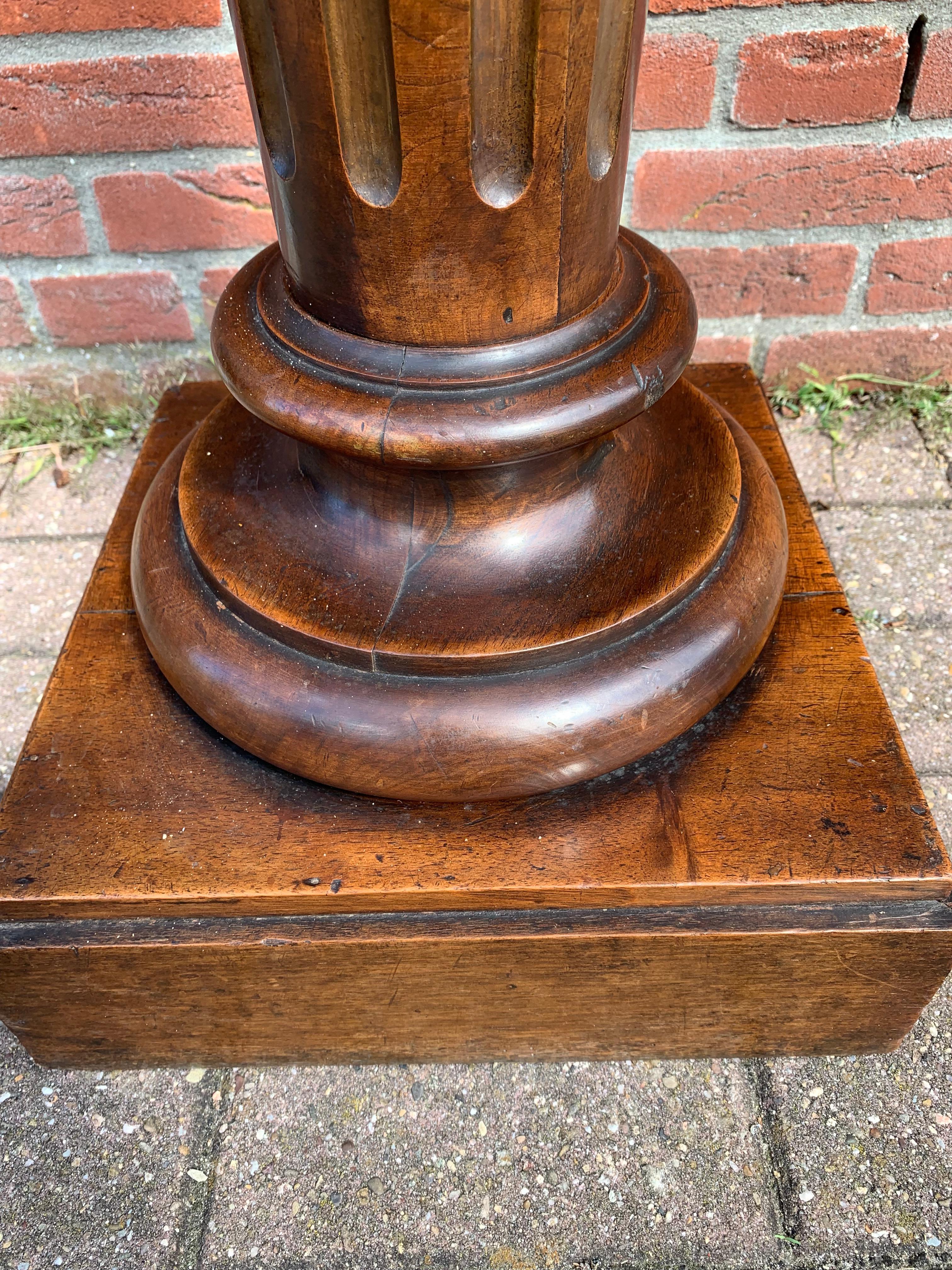 Antique & Majestic Late 19th Century Hand Carved Nutwood Pedestal Display Stand In Good Condition In Lisse, NL