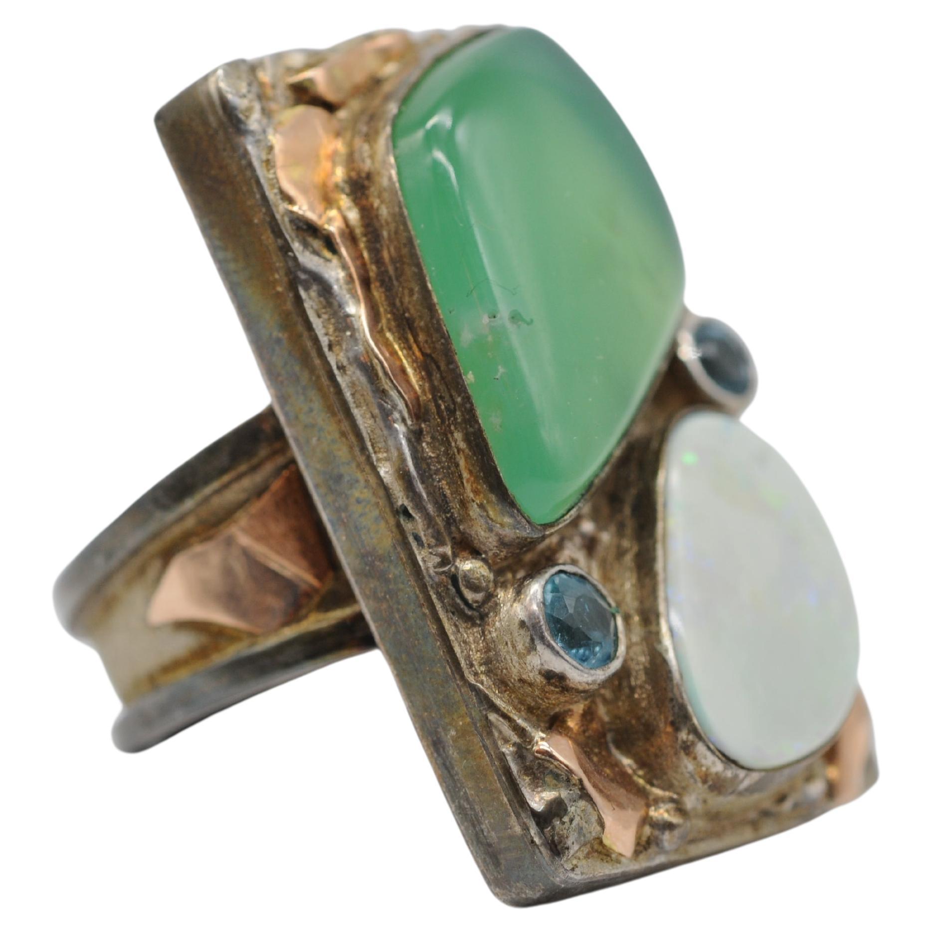 Mouvement esthétique Bague d'antiquités majestueuse en argent avec aigue-marine, opale et jade en vente