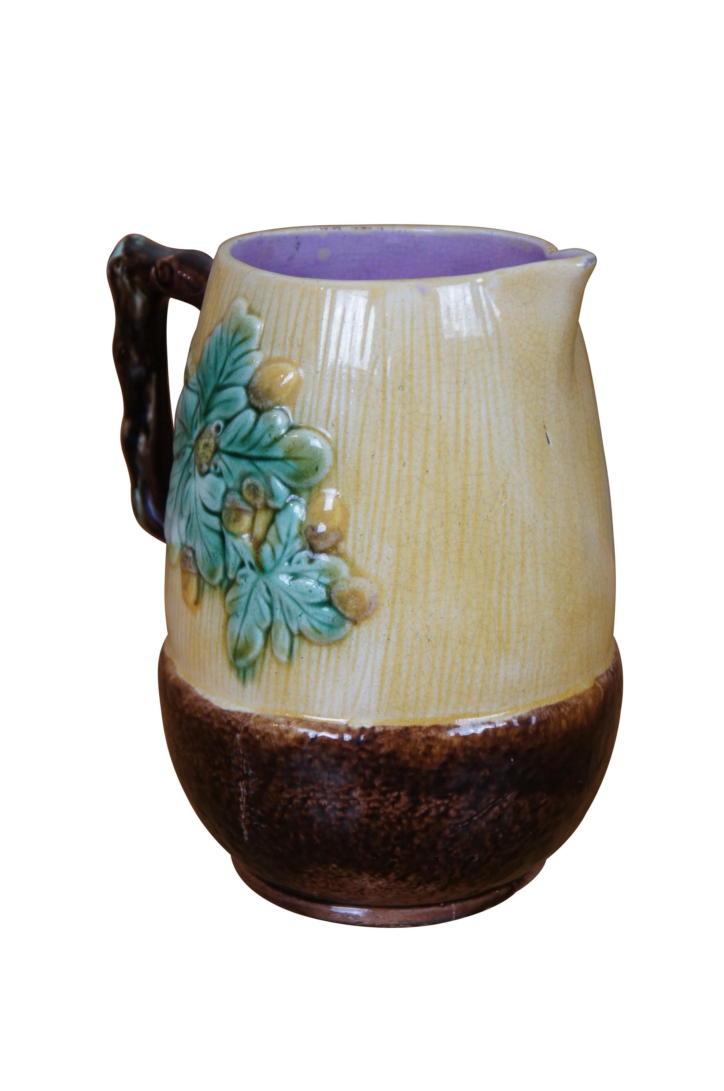 Antica lattiera in maiolica Adams & Bromley con tema di foglie di Oak e noci di ghianda e manico a forma di ramo.

Dimensioni:
7