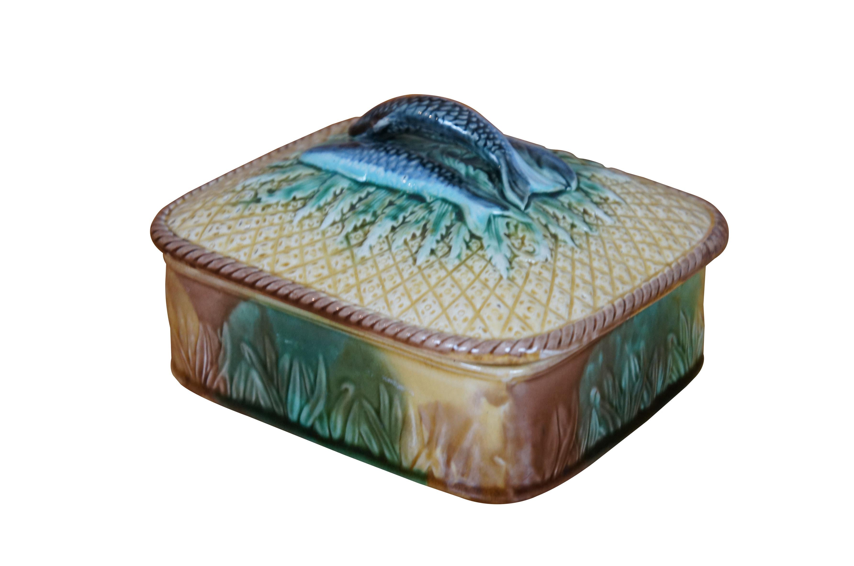Ancienne boîte à poisson / compote à couvercle en majolique attribuée à Adams & Bromley.  Il présente un motif d'ananas et de panier tressé, avec une poignée de couvercle en forme de sardine et un intérieur violet lavande.  

DIMENSIONS

6,25