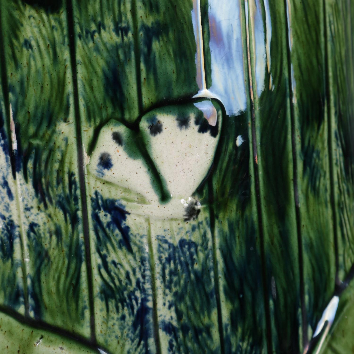 Antike Majolika Ästhetische Kunst Töpferei Relief Marshland Schirmständer im Zustand „Gut“ in Big Flats, NY