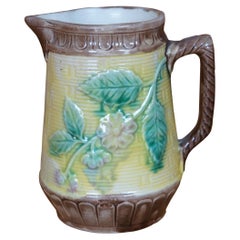 Antica brocca in maiolica con fiori di corniolo, leccalecca e brocca da 6".