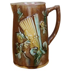 Antiker chinesischer Majolika-Krug aus Majolika mit Fächerblumen und Schmetterlingscreme, 7"