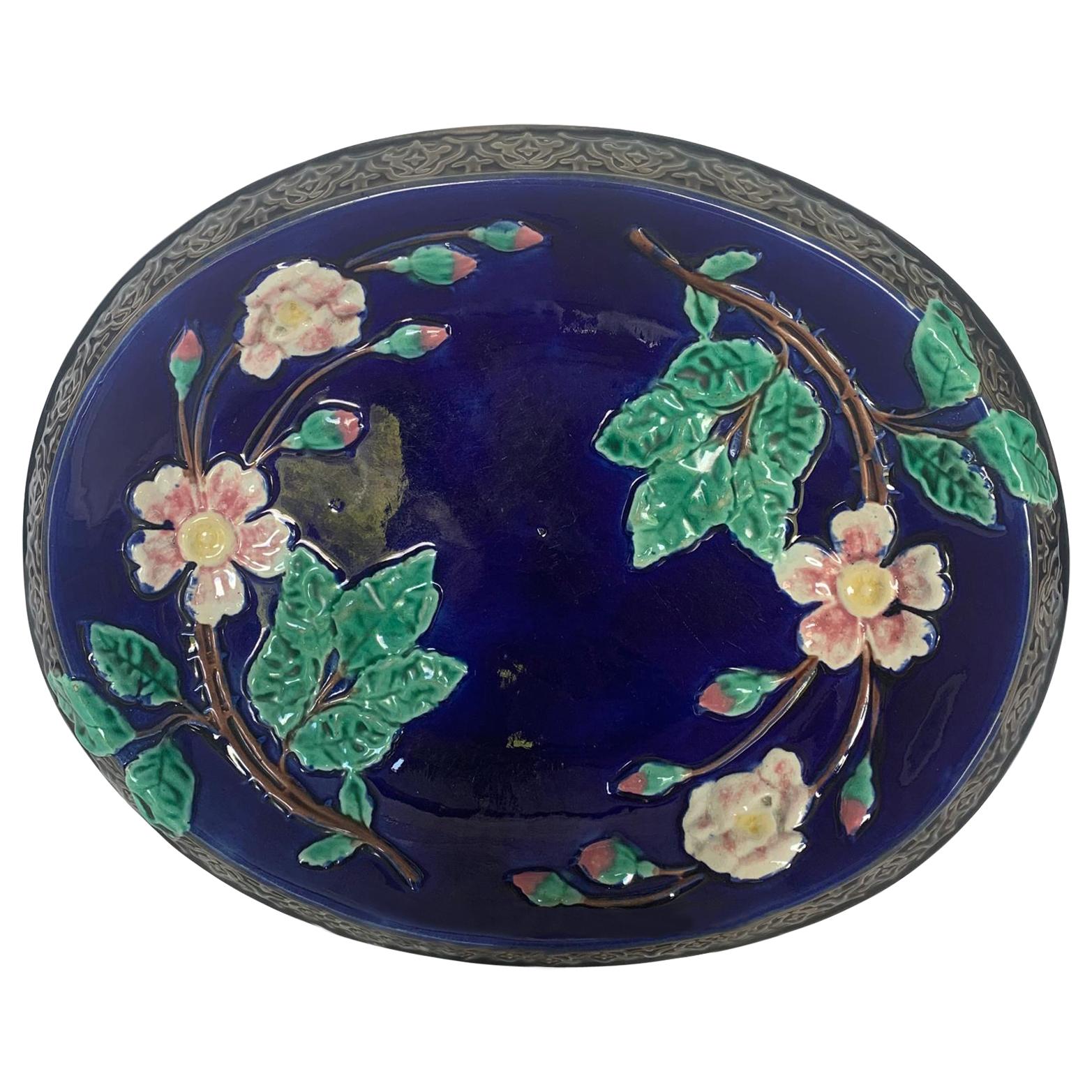 Plateau à pain ancien en majolique cobalt à motif de roses sauvages, anglais, vers 1880 en vente