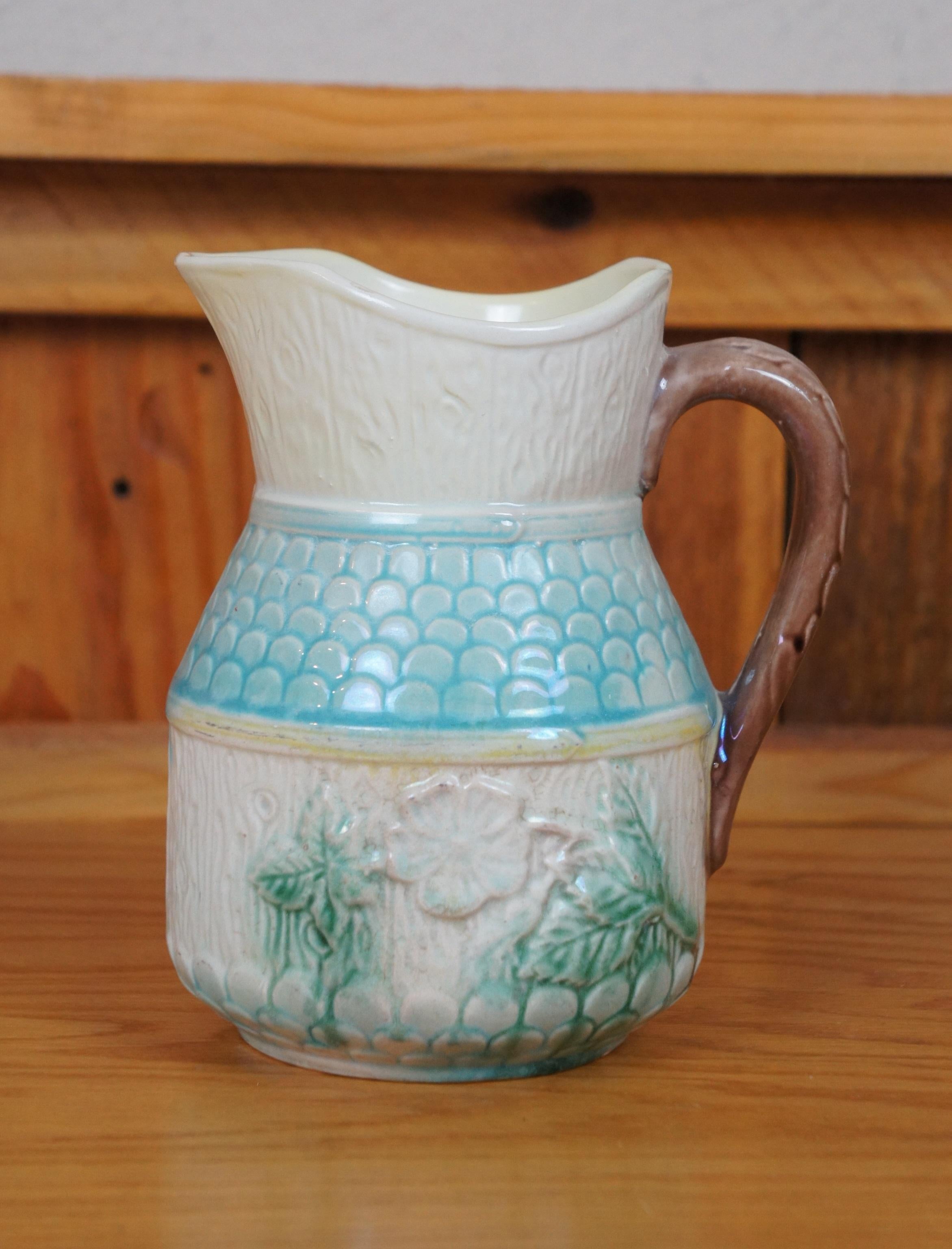 Antica maiolica da fattoria con fiori di rosa selvatica e venature di Wood Brocca da crema 7