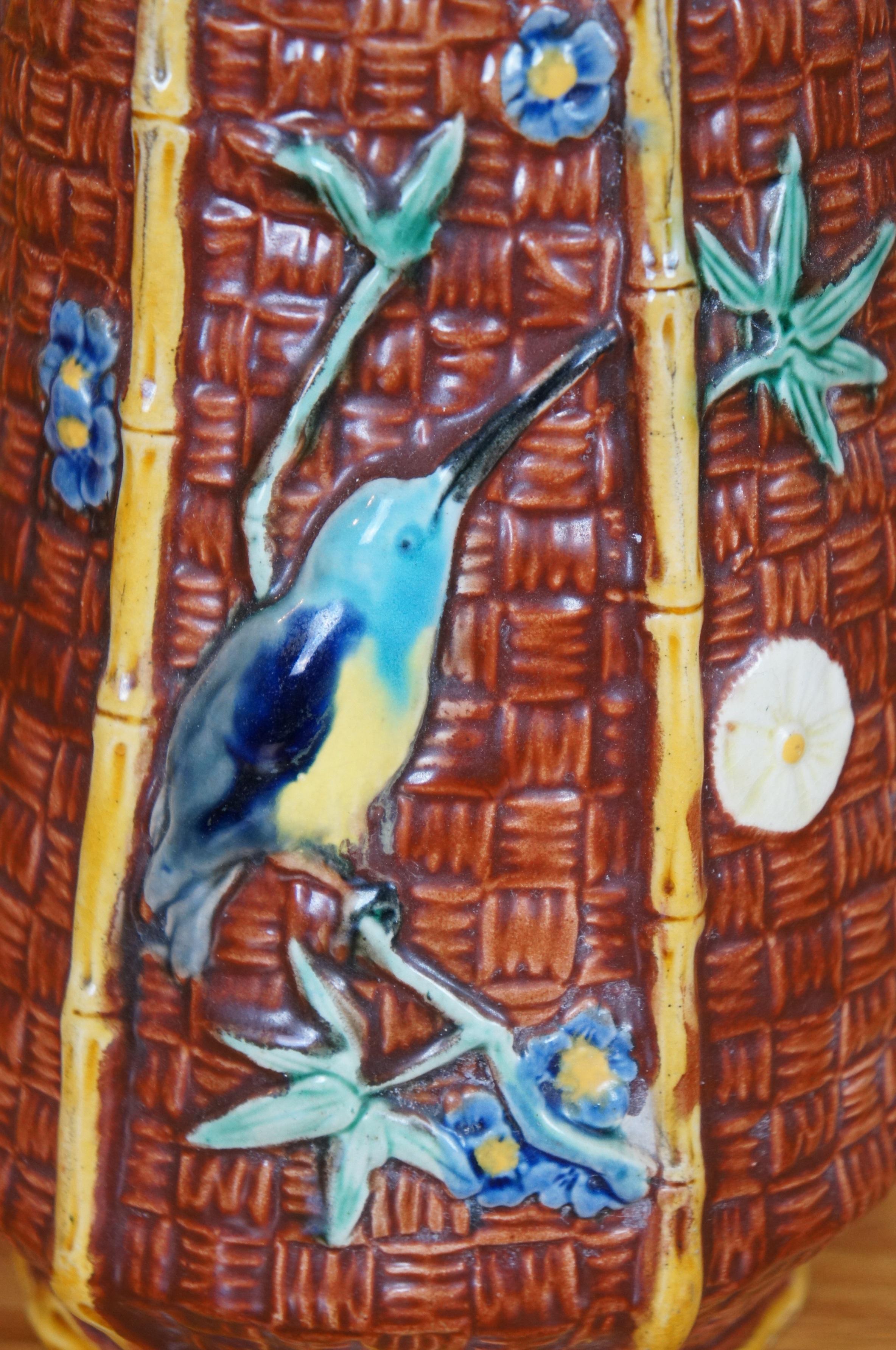 Antigua Majolica Fielding Bamboo Basketweave Jarra Colibrí Mariposa en venta 5