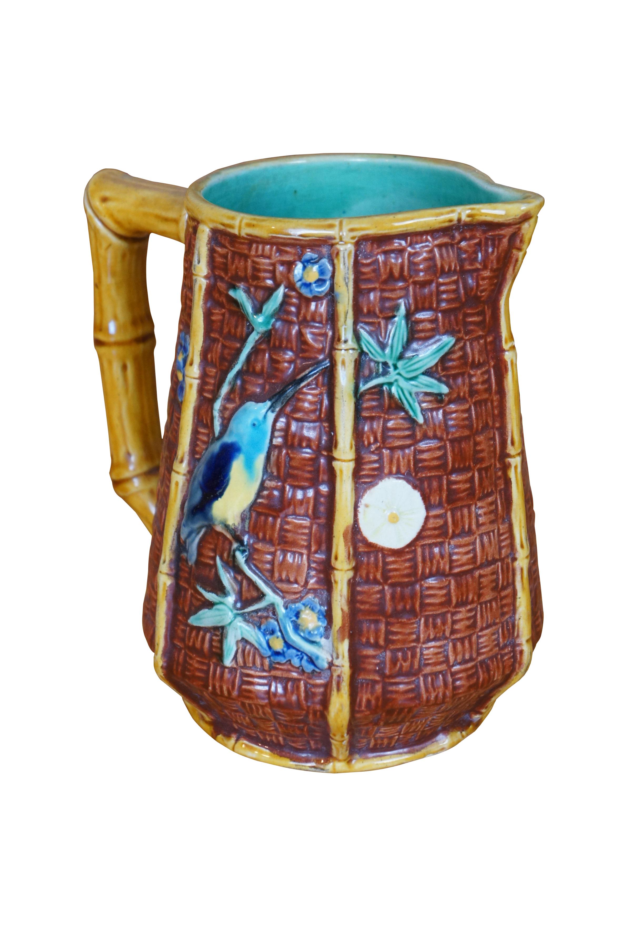 Antiguo cántaro o jarra de mayólica inglesa del Movimiento Estético con diseño de bambú y tejido de cestería con colibríes, mariposa y flores, interior turquesa.  Marca de registro británica en la base.

Dimensiones:
6,25