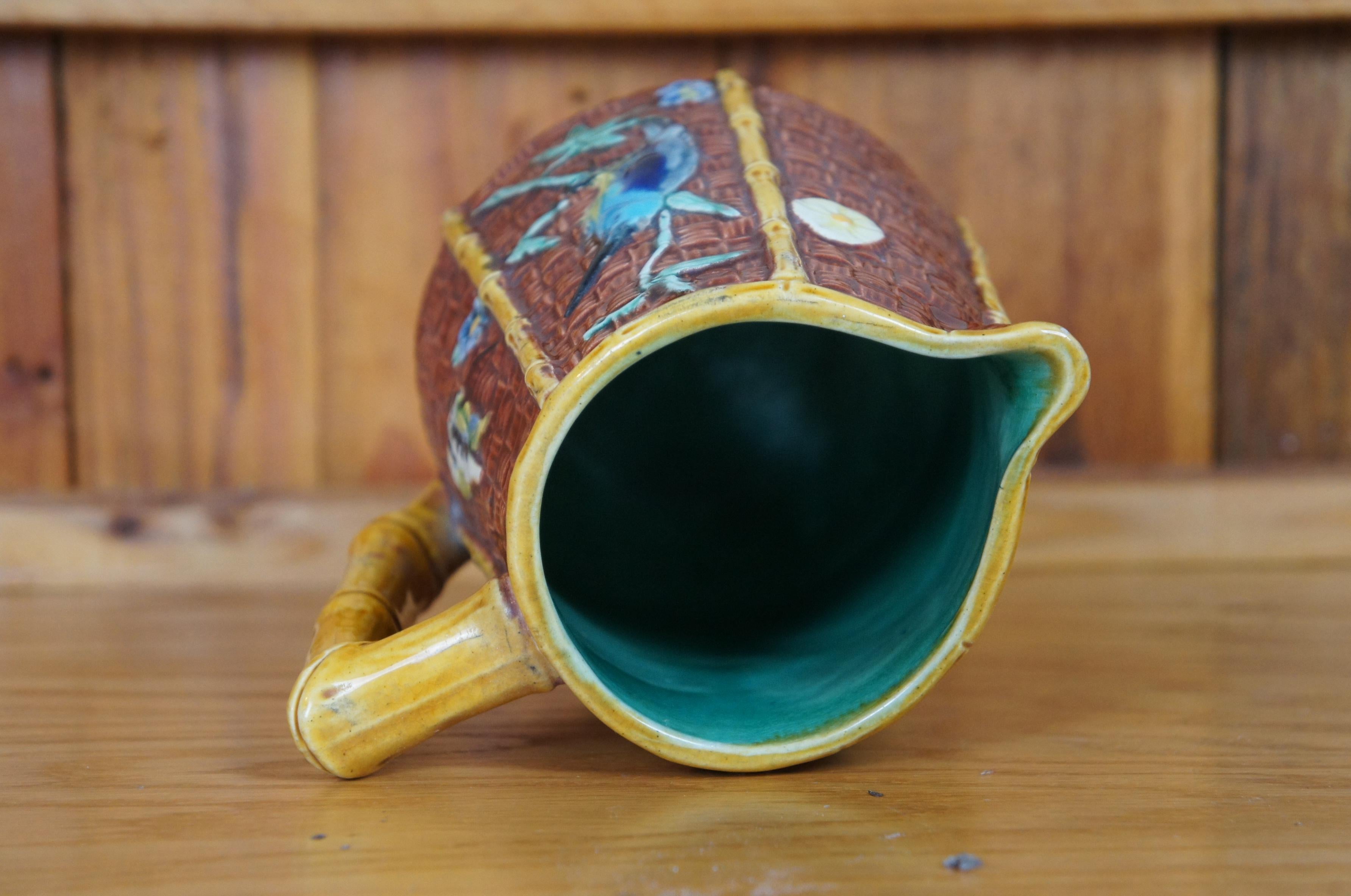 Antigua Majolica Fielding Bamboo Basketweave Jarra Colibrí Mariposa en venta 1