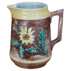 Antica brocca in maiolica floreale con girasole e cesto di legno, brocca per panna e brocca da 7".