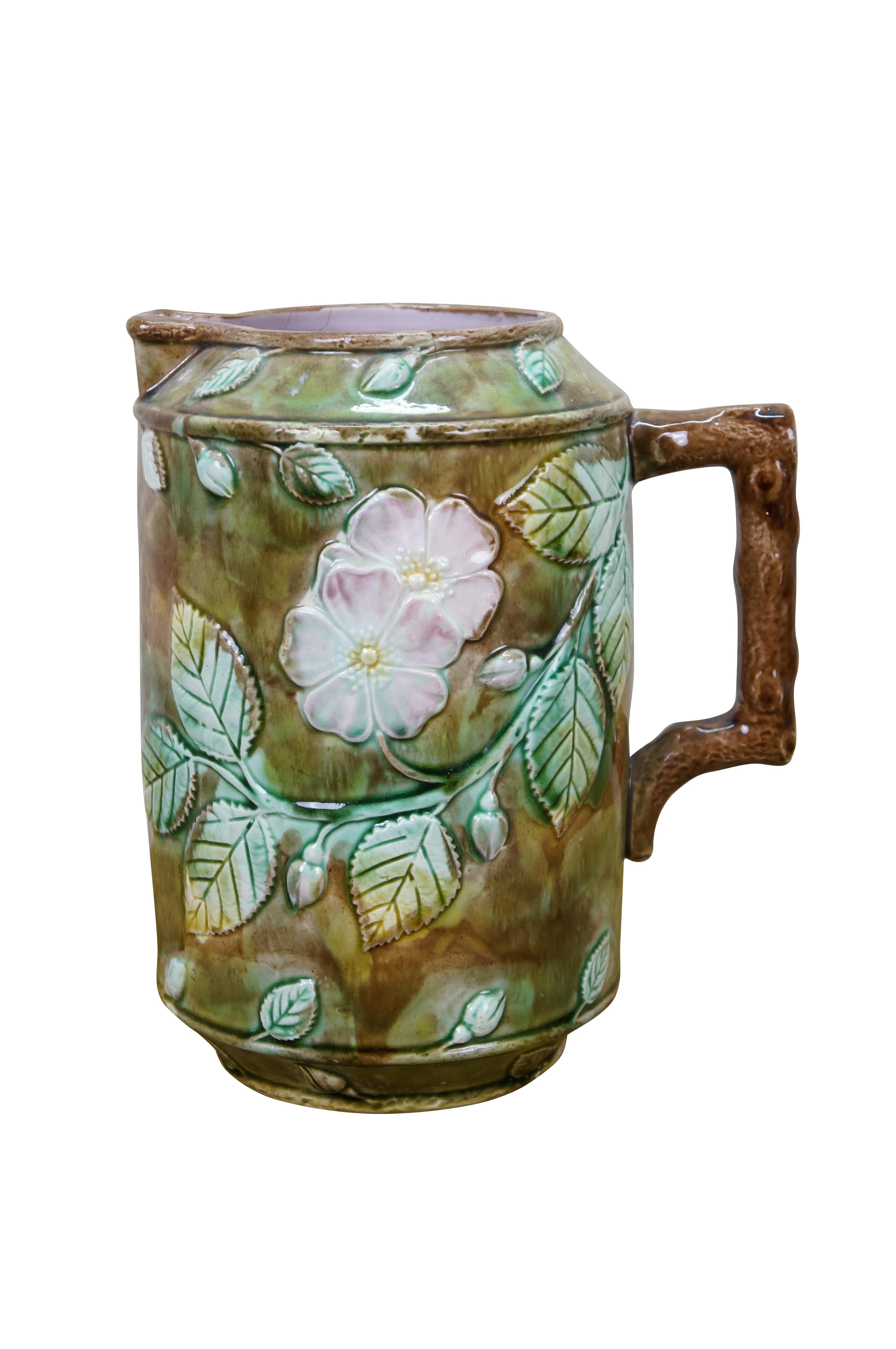 Sehr große antike französische Majolika Barbotine Krug / Kanne / Karaffe mit einem grünen und braunen Feld mit wilden Hundsrosenblüten und einem Zweig / Branch Griff, und lila Lavendel innen.

Abmessungen:
8,25