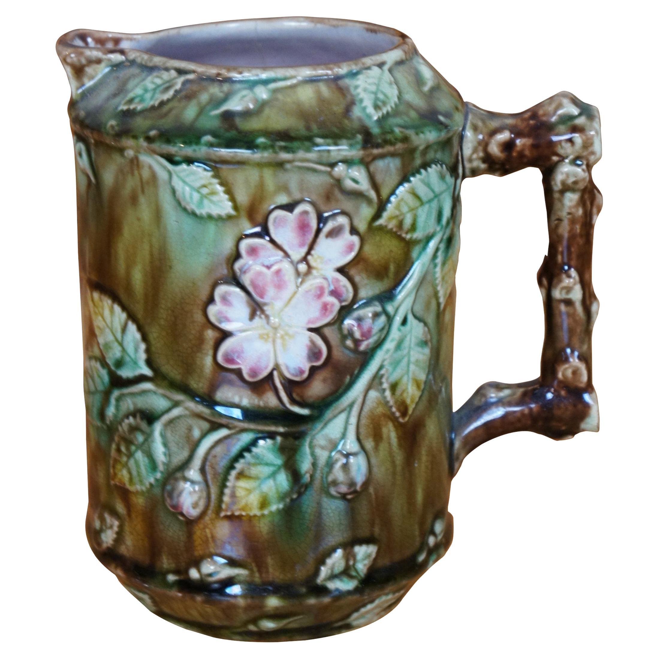 Pichet à eau antique en majolique française Barbotine Dog Rose Flower Blossom de 6 po.