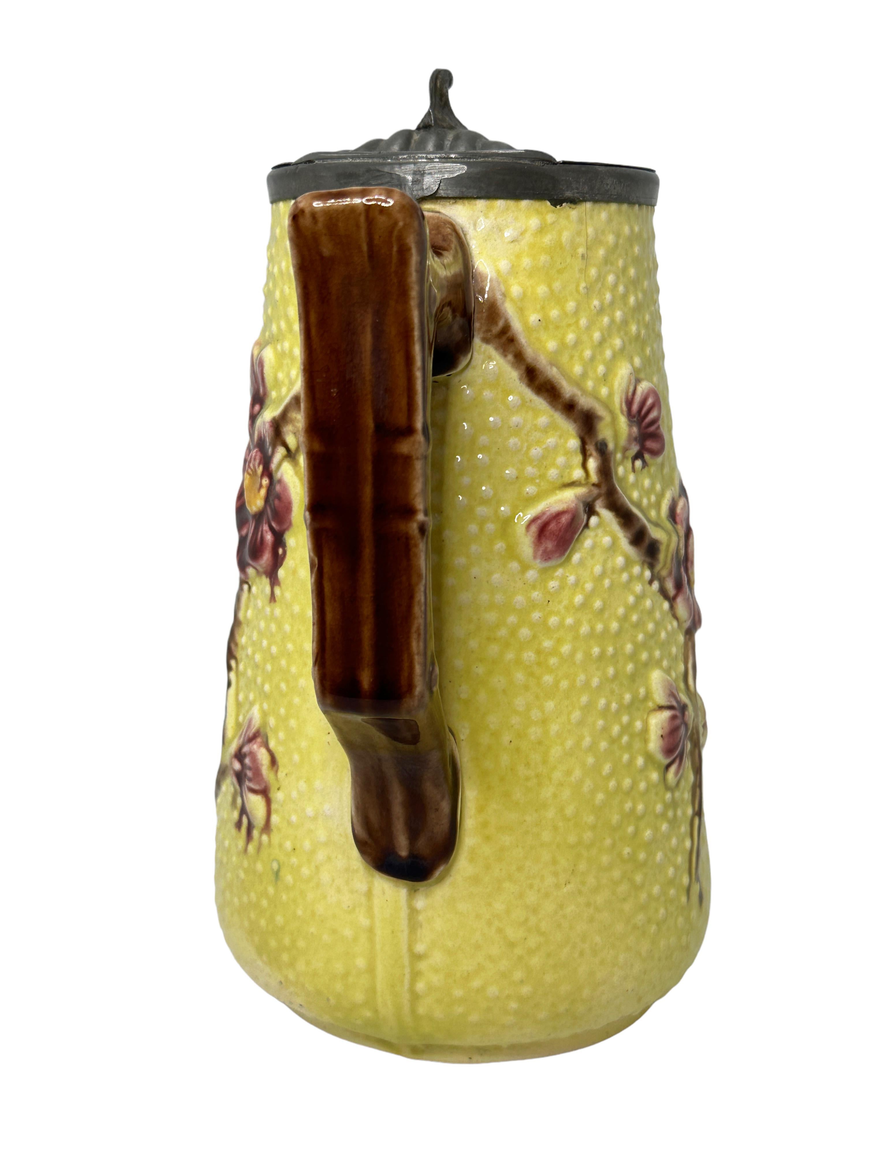 Antiker Milchkrug aus Majolika mit Zinndeckel und Vogelmotiv, antik, 1900er Jahre (Glasiert) im Angebot
