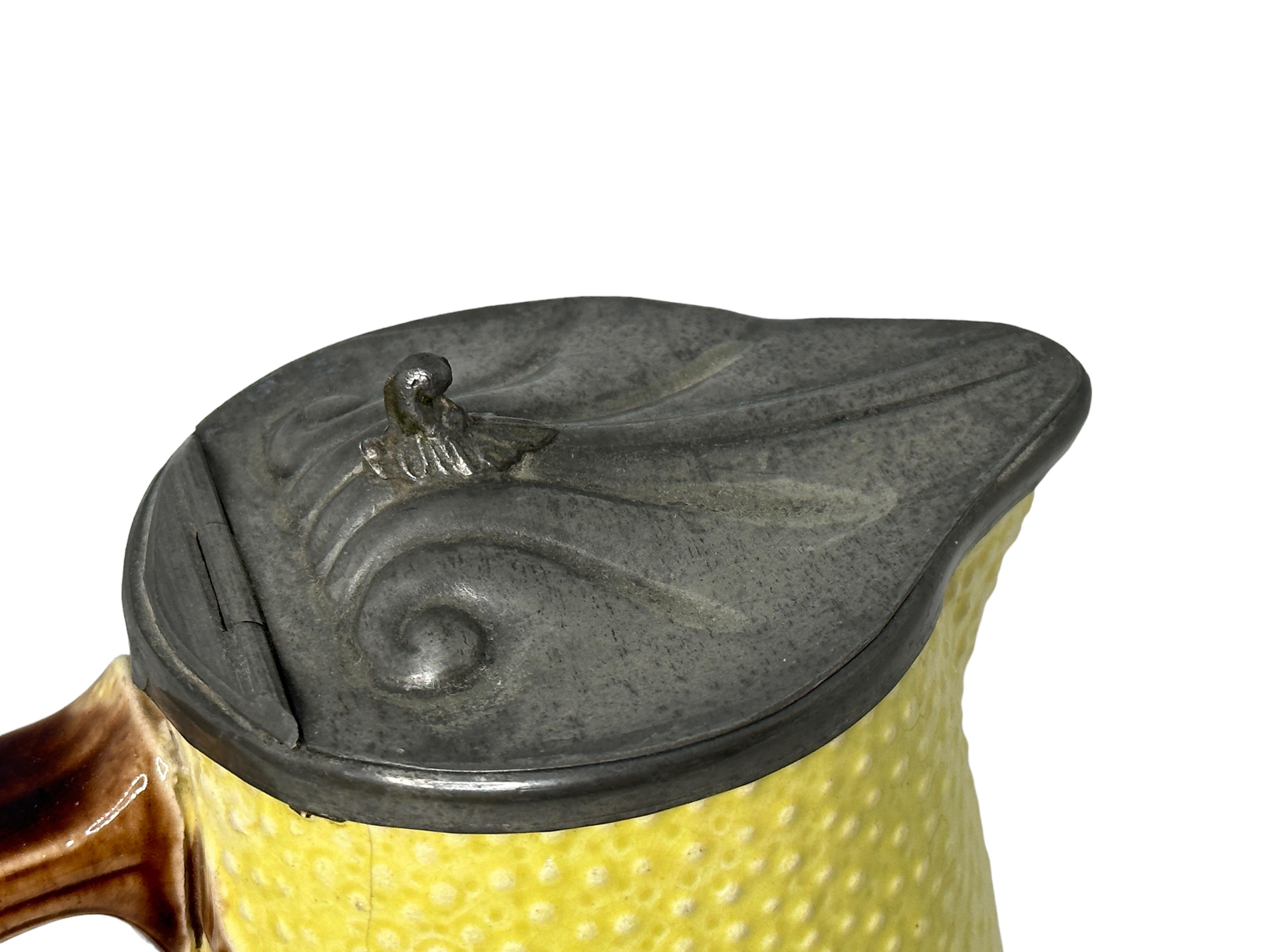 Antiker Milchkrug aus Majolika mit Zinndeckel und Vogelmotiv, antik, 1900er Jahre (Keramik) im Angebot