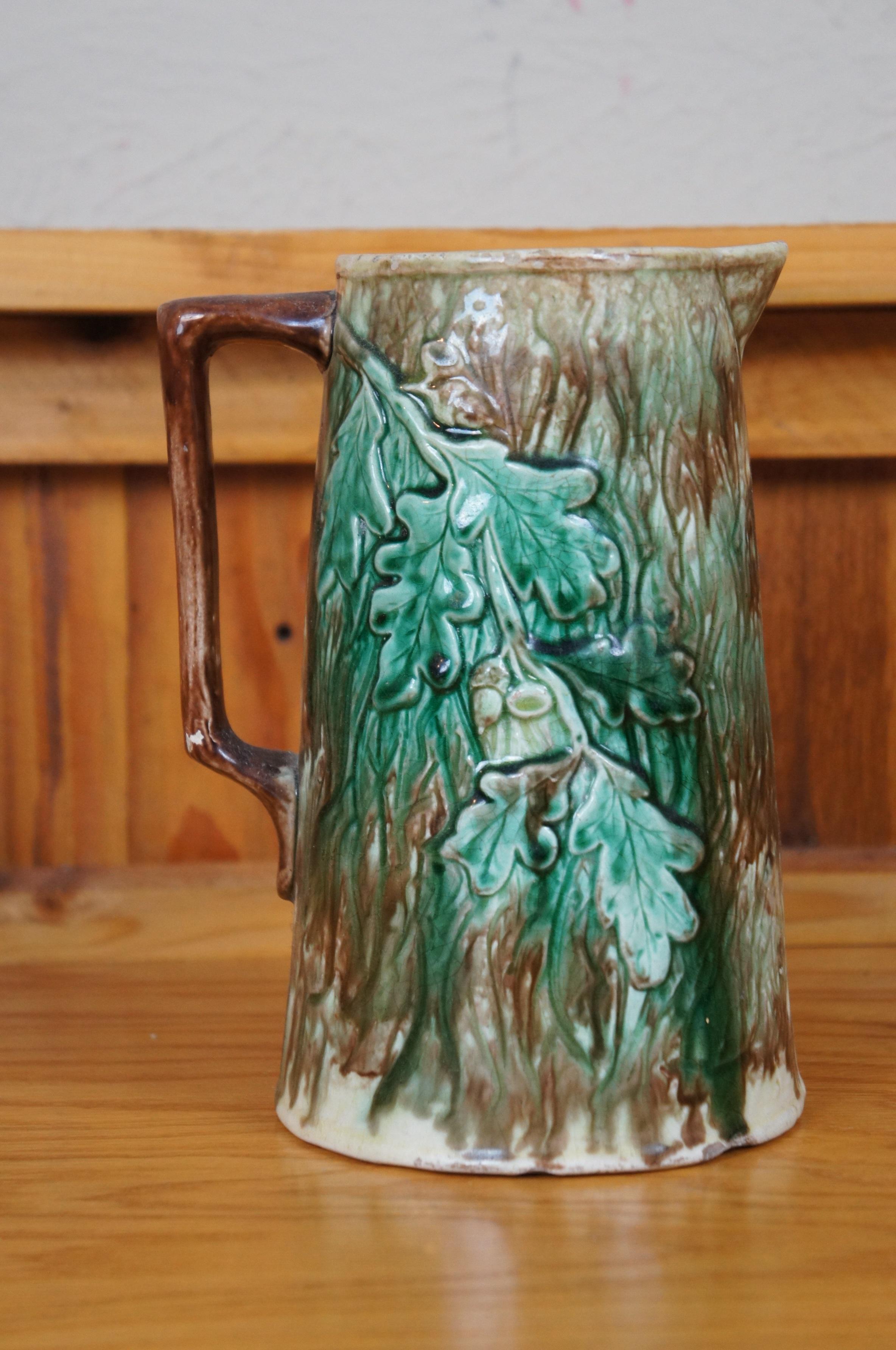 XX secolo Antica brocca in maiolica con foglie di Oak e corteccia di noce di ghianda, brocca di crema da 8
