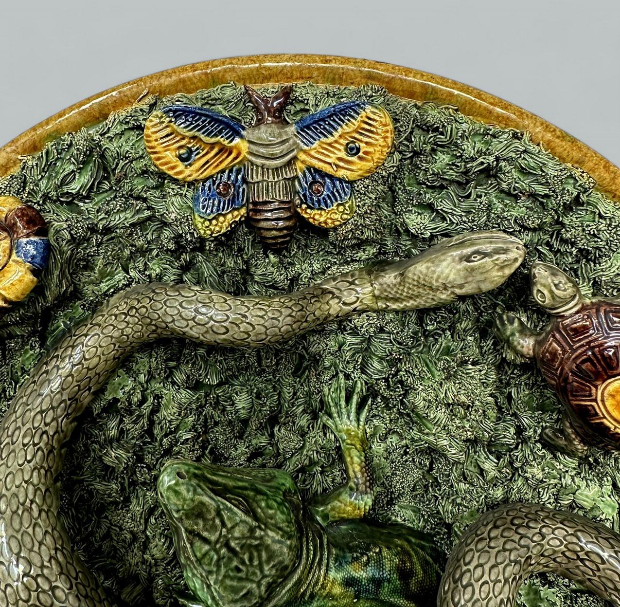 Antike Majolika Palissy Portugiesisch Charger von Jose A Cunha Schmetterling Schlange 1905 (Edwardian)