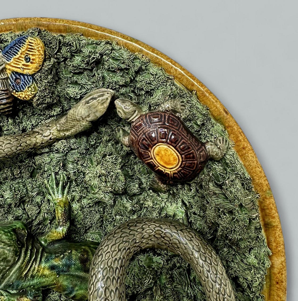 Antike Majolika Palissy Portugiesisch Charger von Jose A Cunha Schmetterling Schlange 1905 im Zustand „Gut“ in Dublin, Ireland