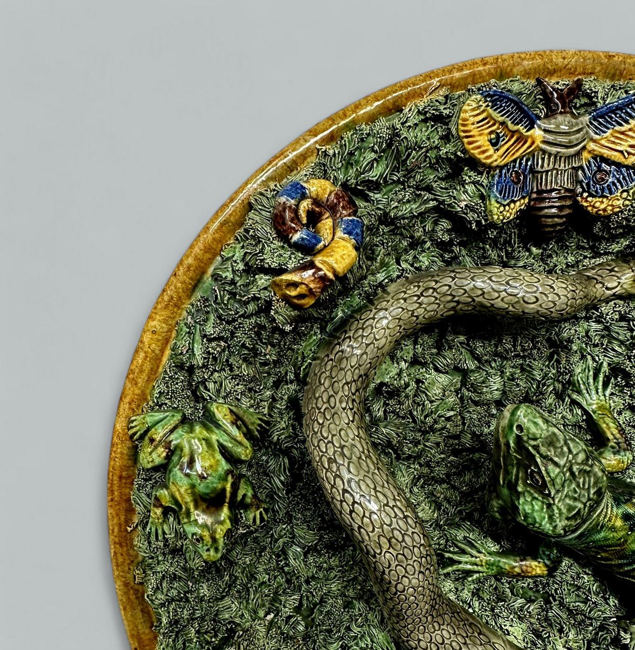 Antike Majolika Palissy Portugiesisch Charger von Jose A Cunha Schmetterling Schlange 1905 (19. Jahrhundert)