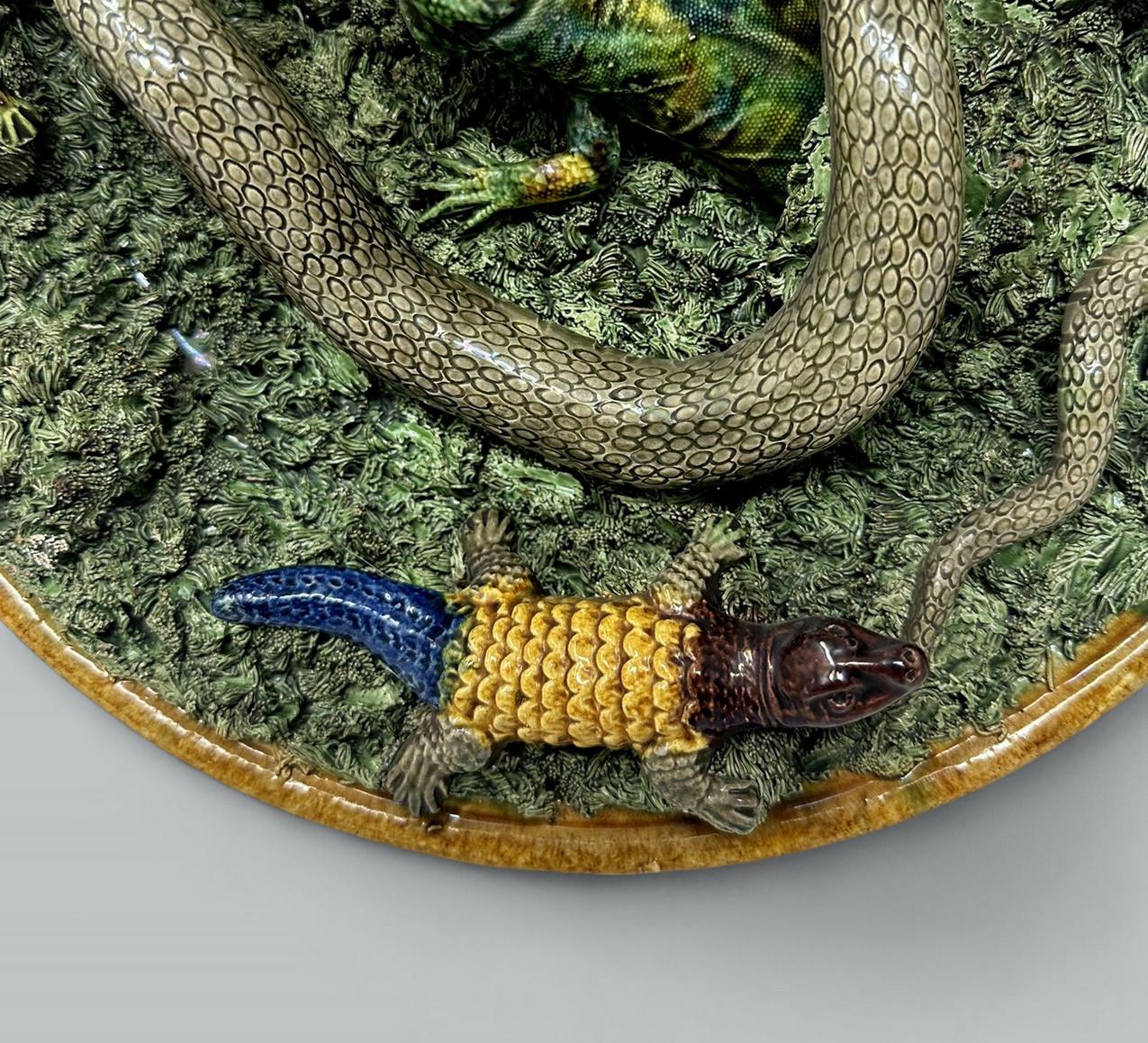 Antike Majolika Palissy Portugiesisch Charger von Jose A Cunha Schmetterling Schlange 1905 (Keramik)