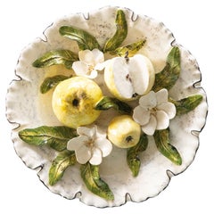 Assiette en majolique française Palissy en trompe-l'œil pommes et fleurs Christine Viennet