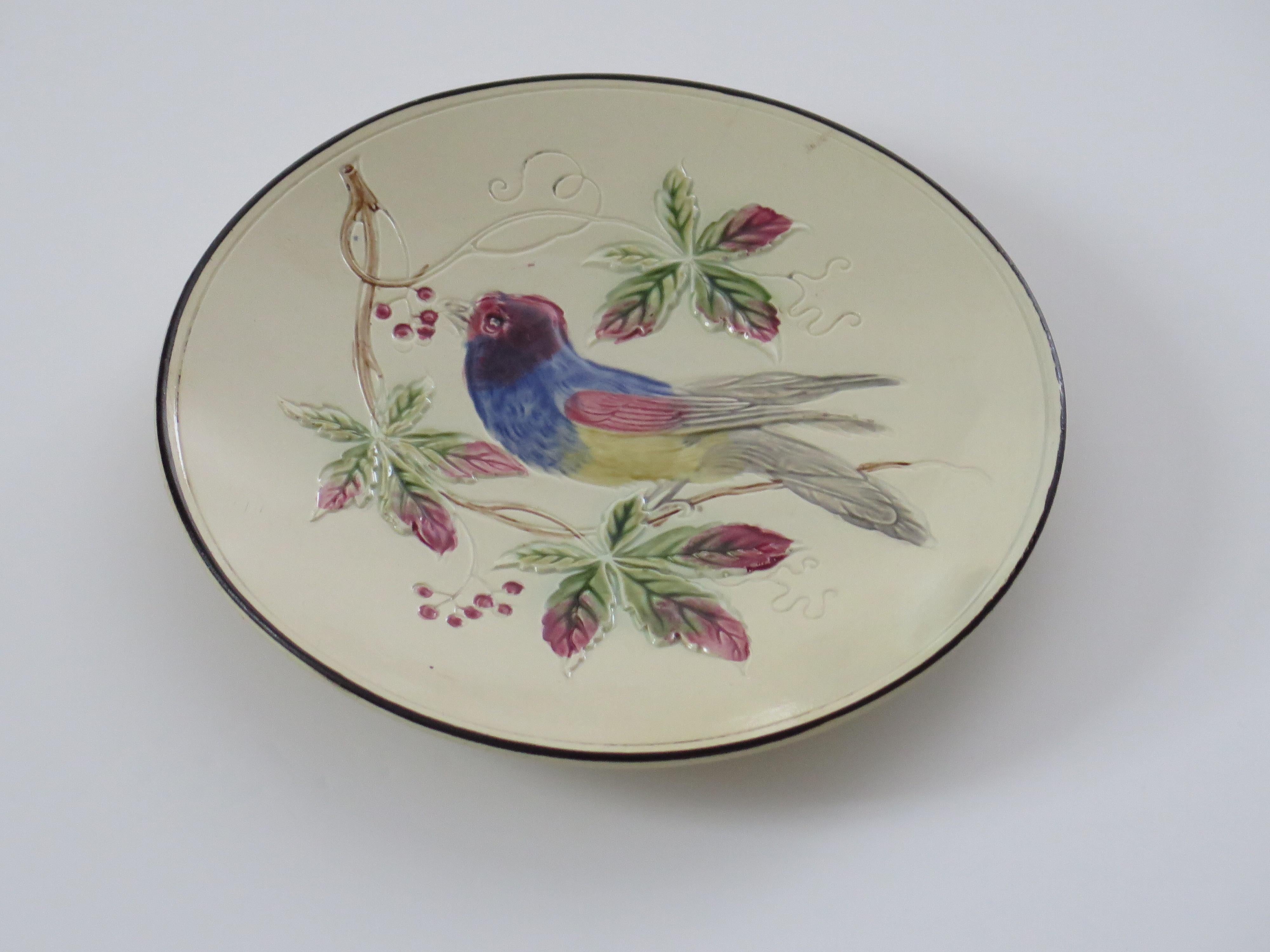 Antiker Majolika-Teller mit Vogel, Französisch, frühes 19. Jahrhundert (Handbemalt) im Angebot