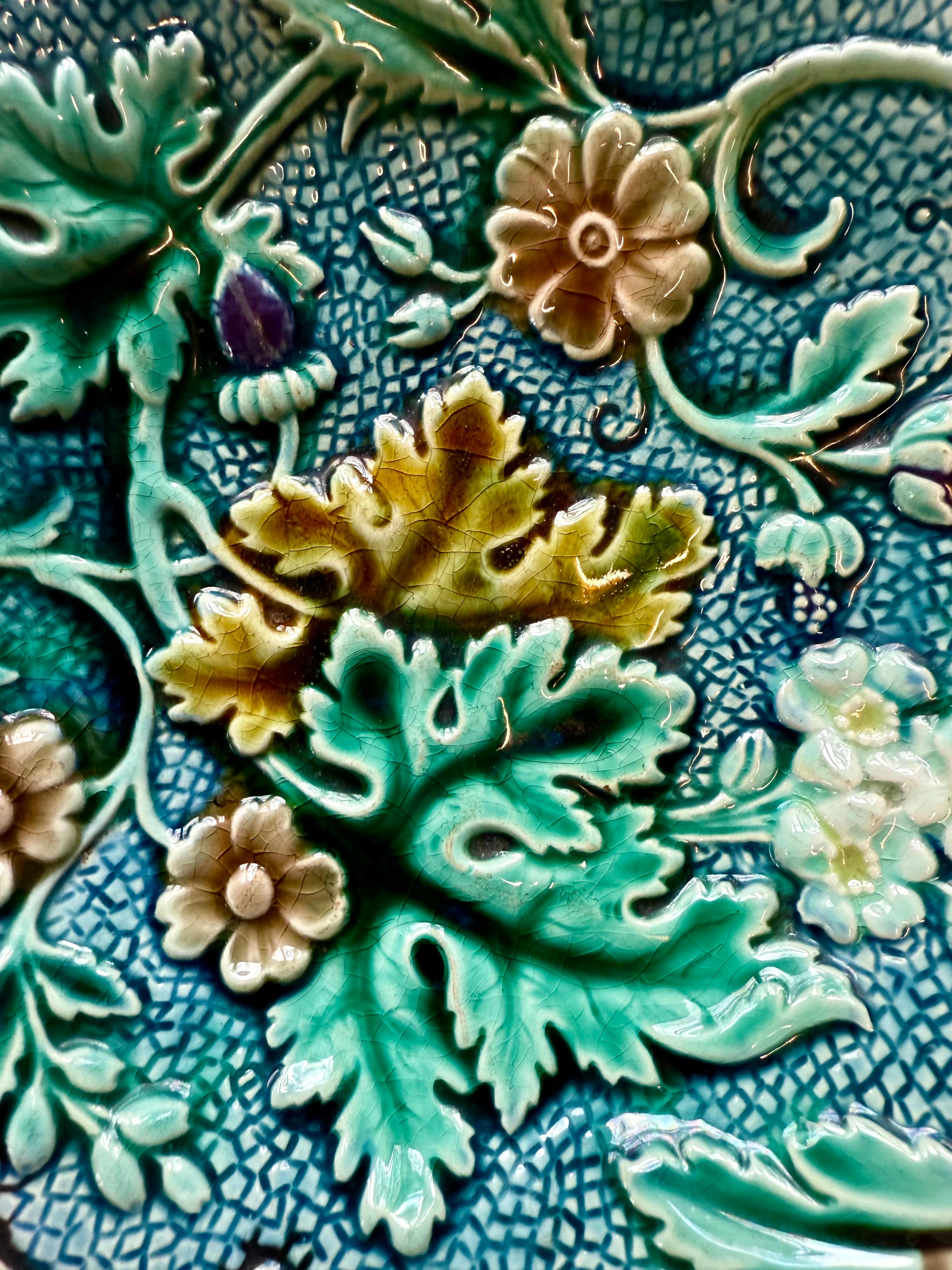Art Nouveau Antico piatto in maiolica con disegno floreale di Rörstrand, anni 1880 in vendita