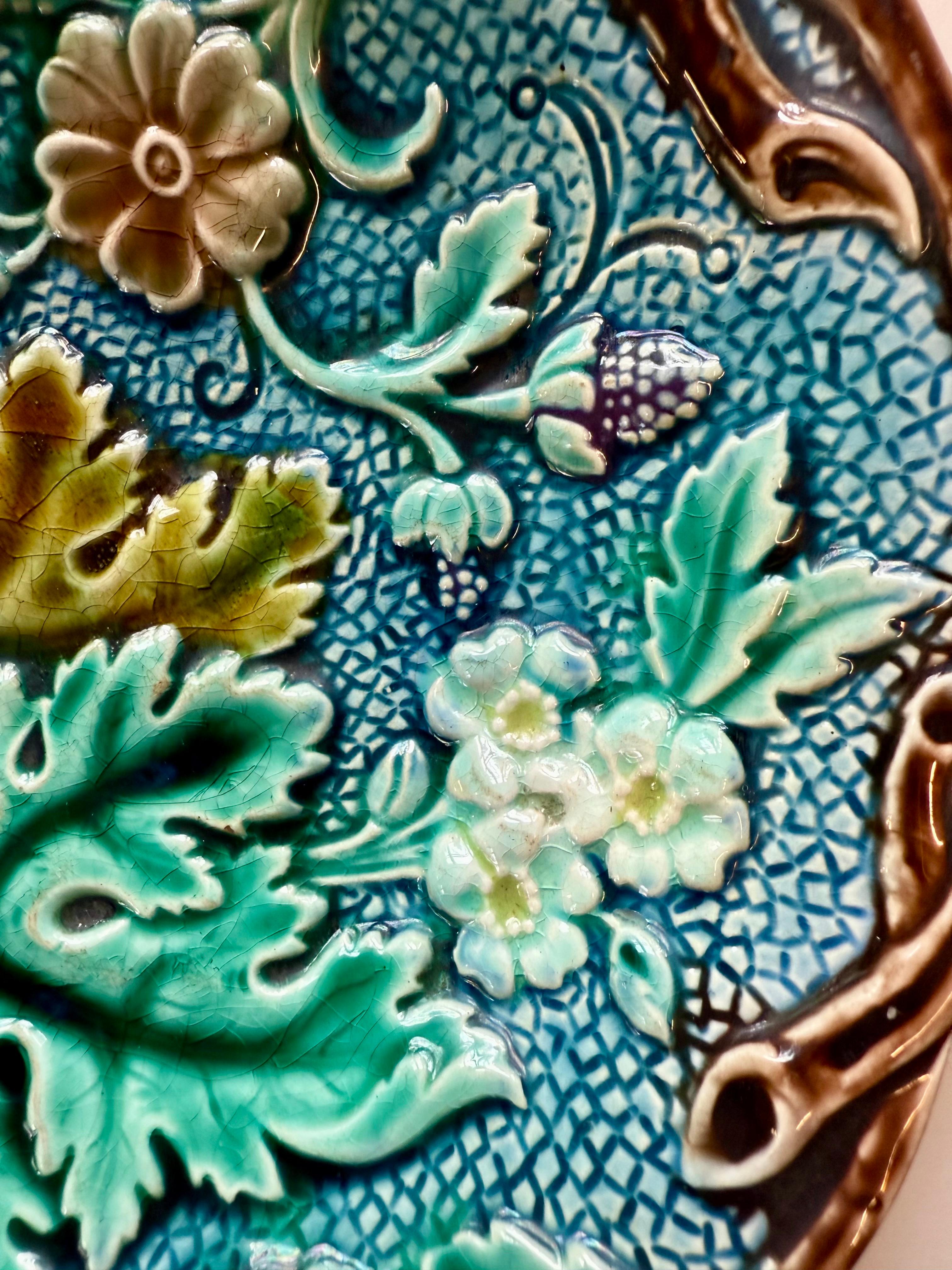 Svedese Antico piatto in maiolica con disegno floreale di Rörstrand, anni 1880 in vendita