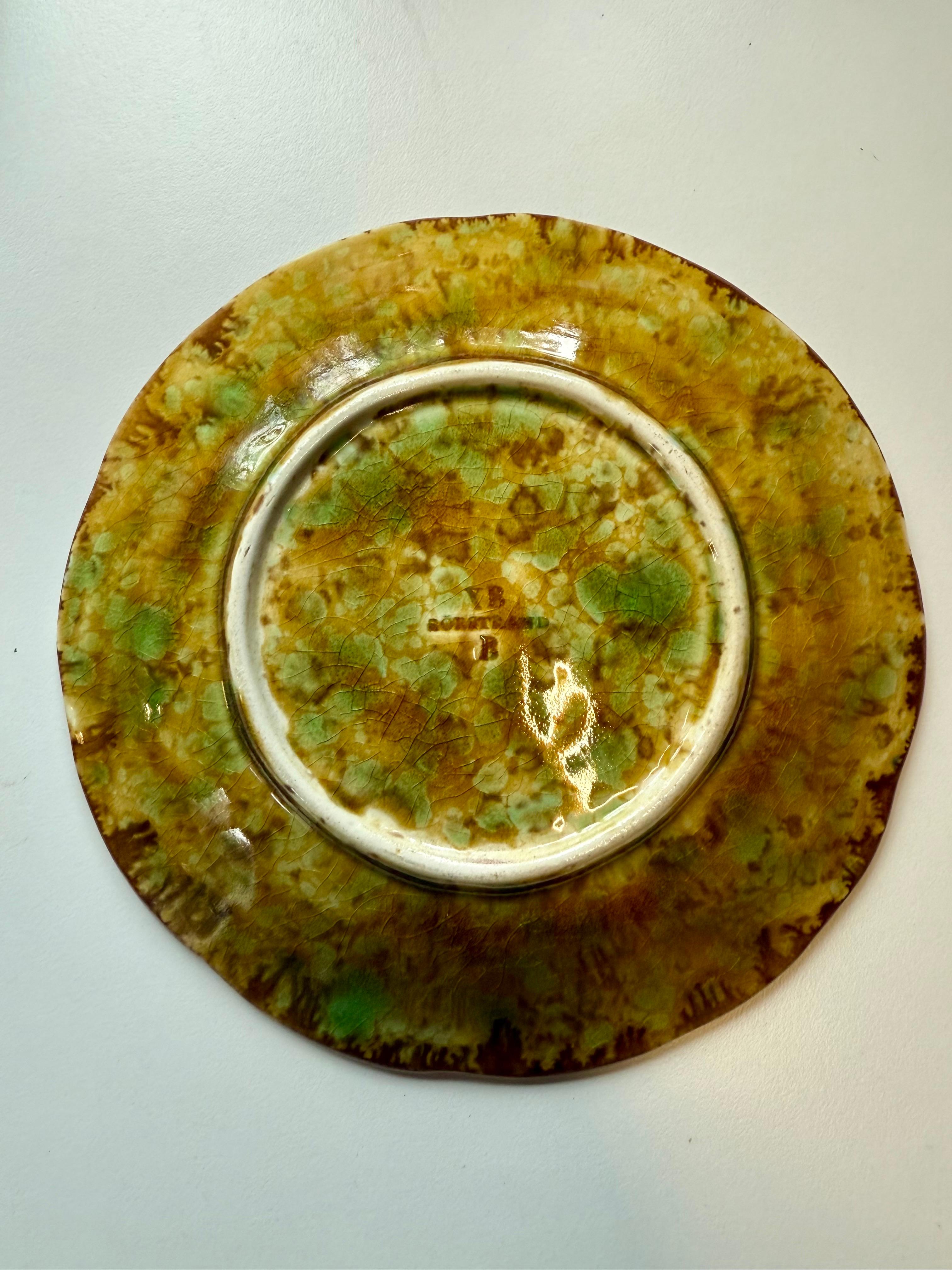 Smaltato Antico piatto in maiolica con disegno floreale di Rörstrand, anni 1880 in vendita