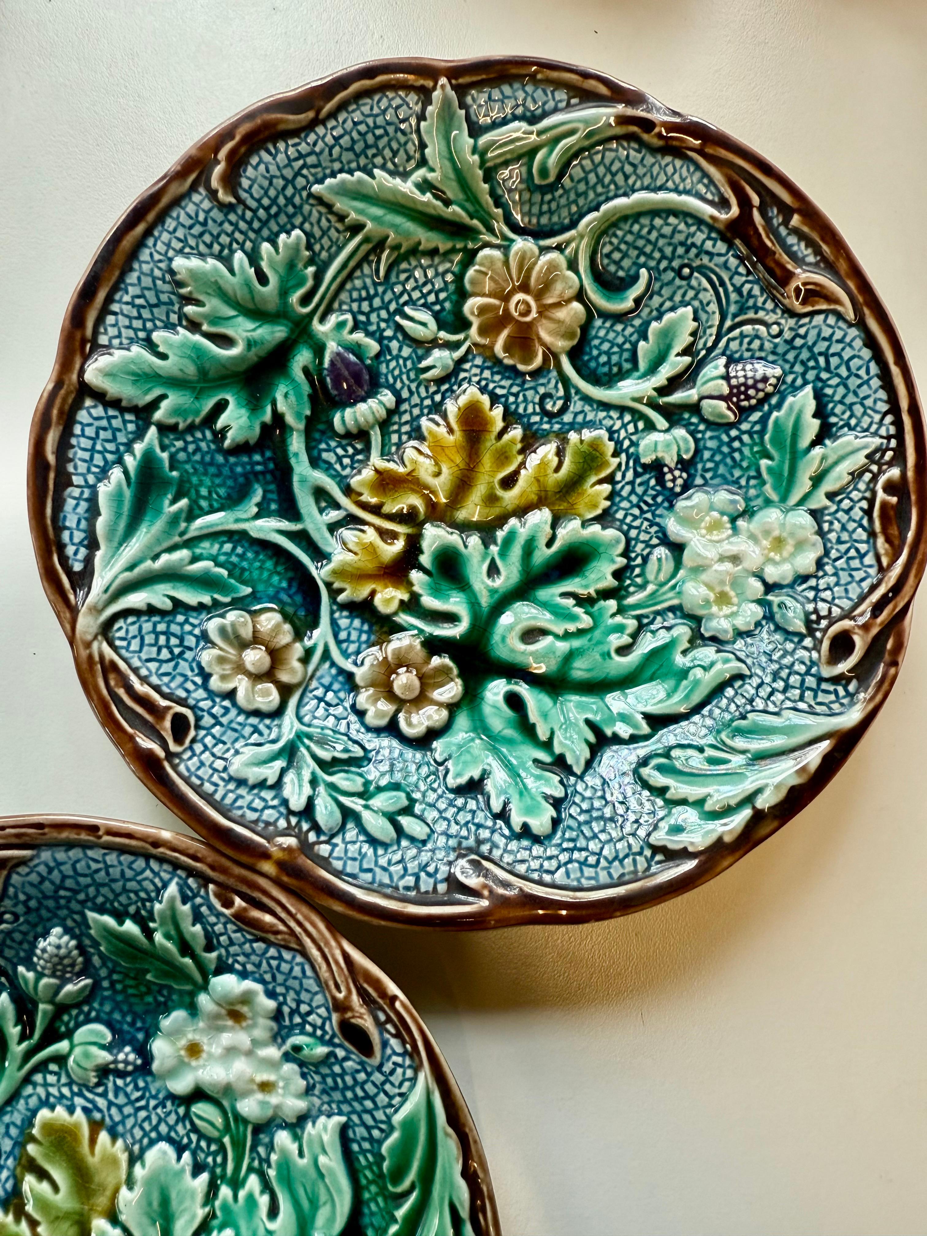 XIX secolo Antico piatto in maiolica con disegno floreale di Rörstrand, anni 1880 in vendita