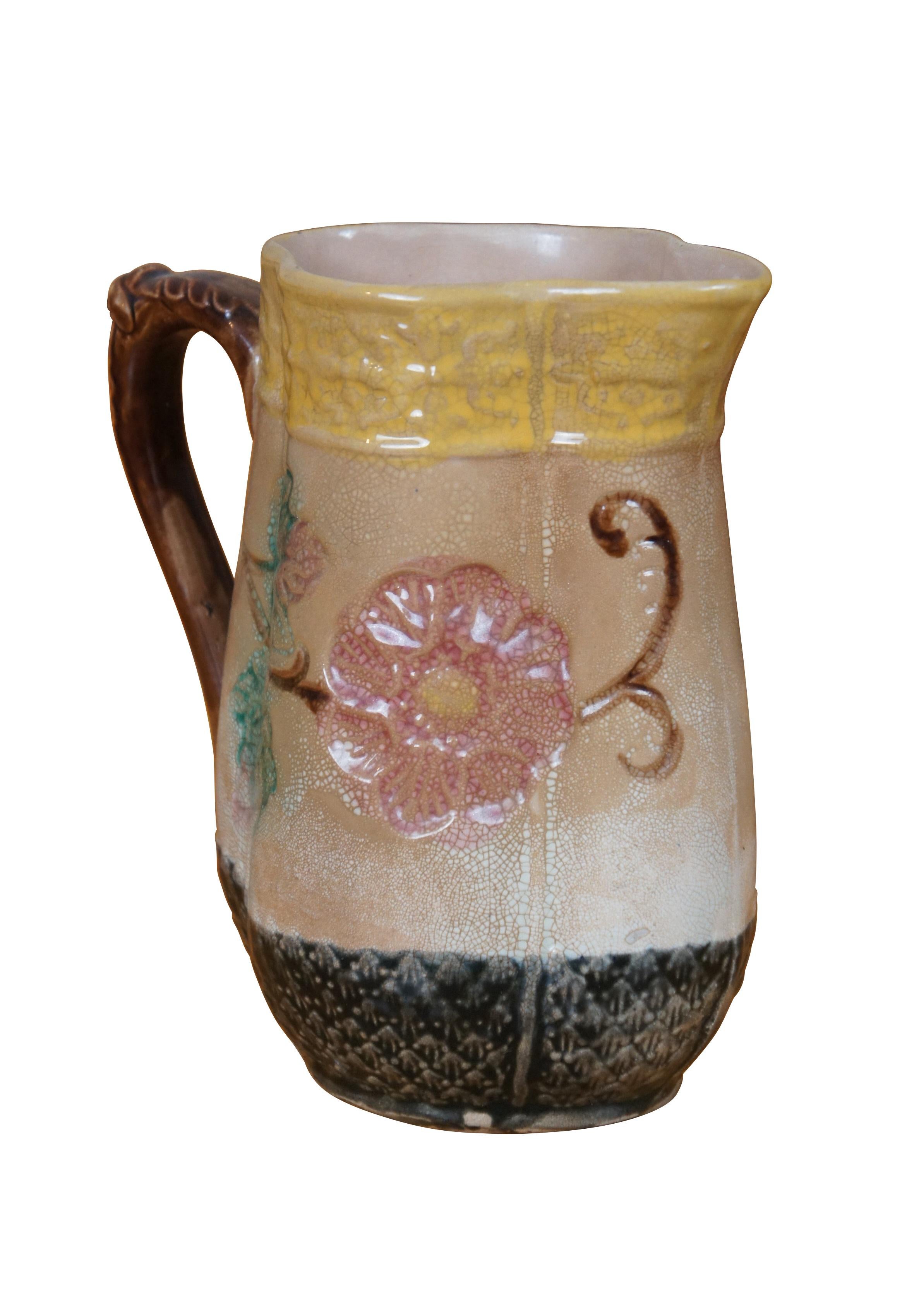 Antiker Majolikakrug in vierblättriger Form mit floralem Kirschblüten-/Hartriegelmotiv und Akanthusgriff.

Abmessungen:
7,5