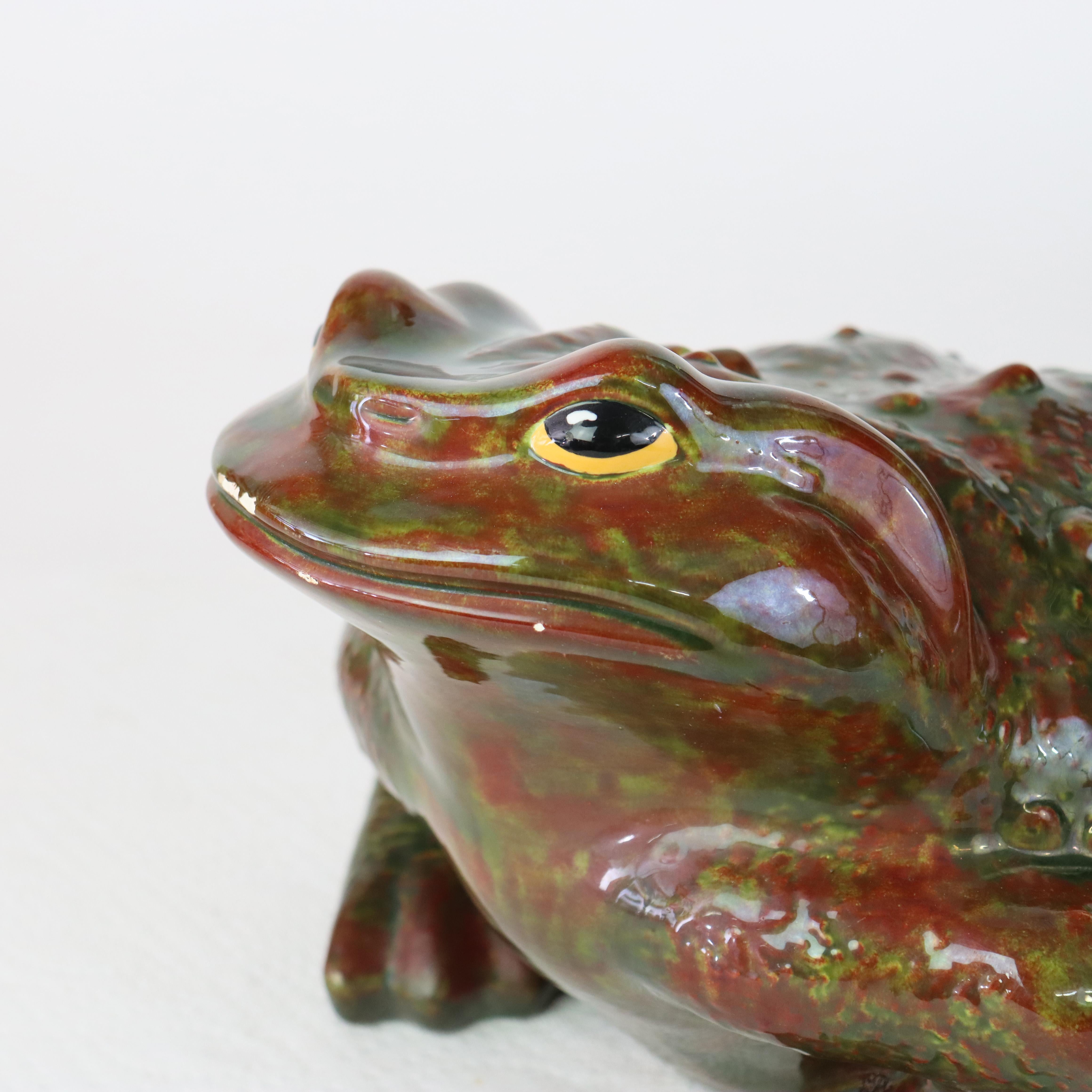 Crapaud de jardin ancien en poterie de l'école Majolica C1930.   
Dimensions - 7,75 