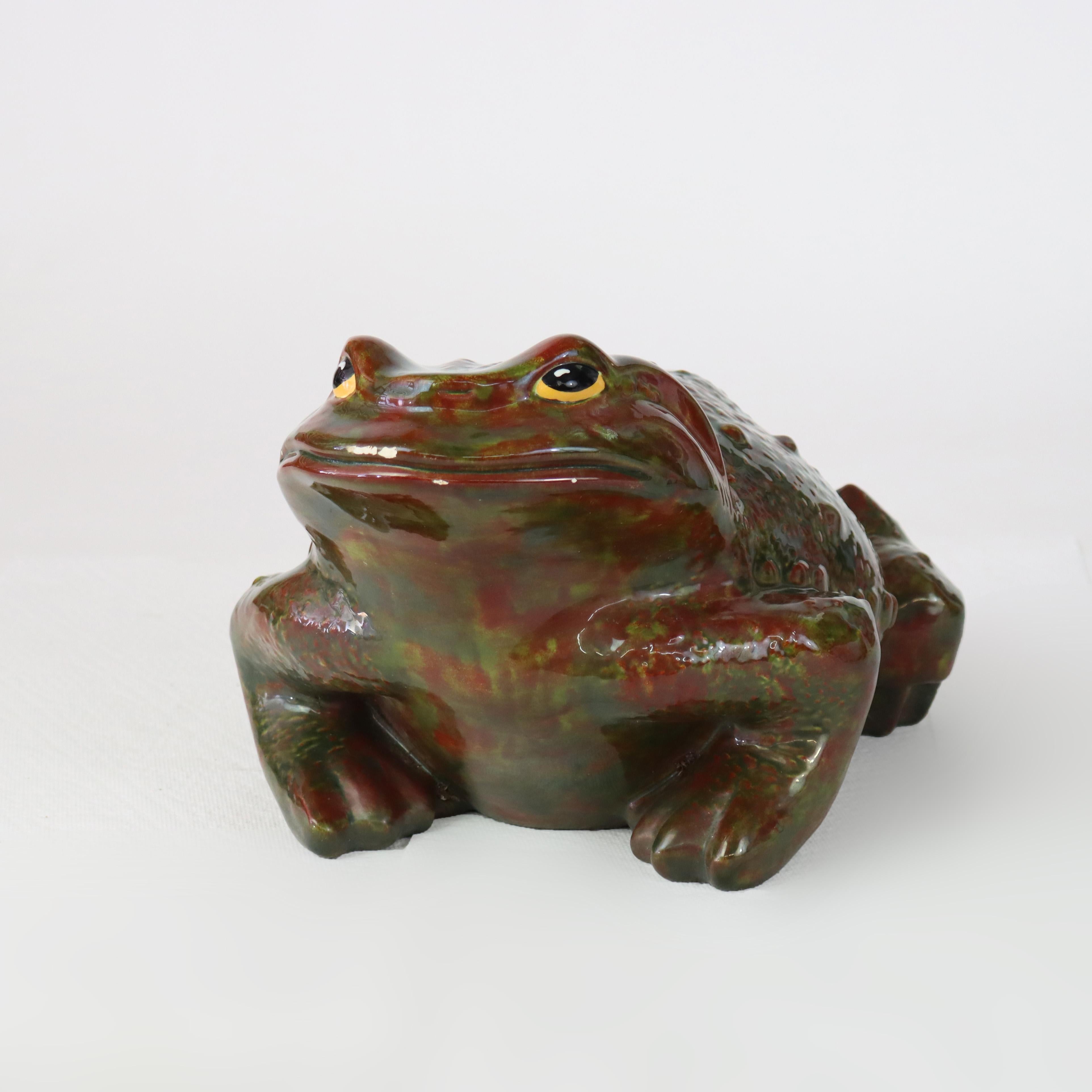 Crapaud de jardin ancien en poterie d'école en majolique C1930 Bon état - En vente à Big Flats, NY