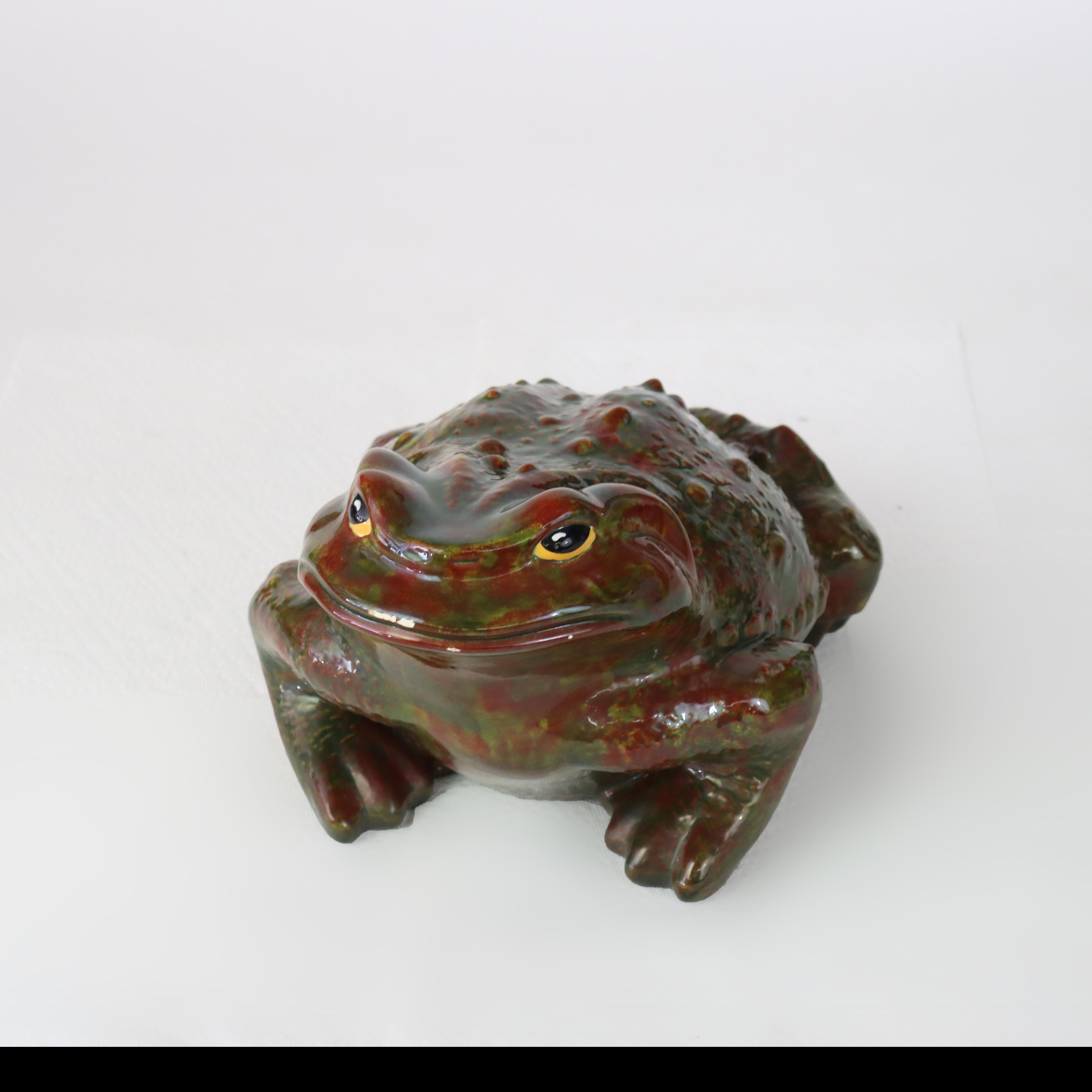 20ième siècle Crapaud de jardin ancien en poterie d'école en majolique C1930 en vente