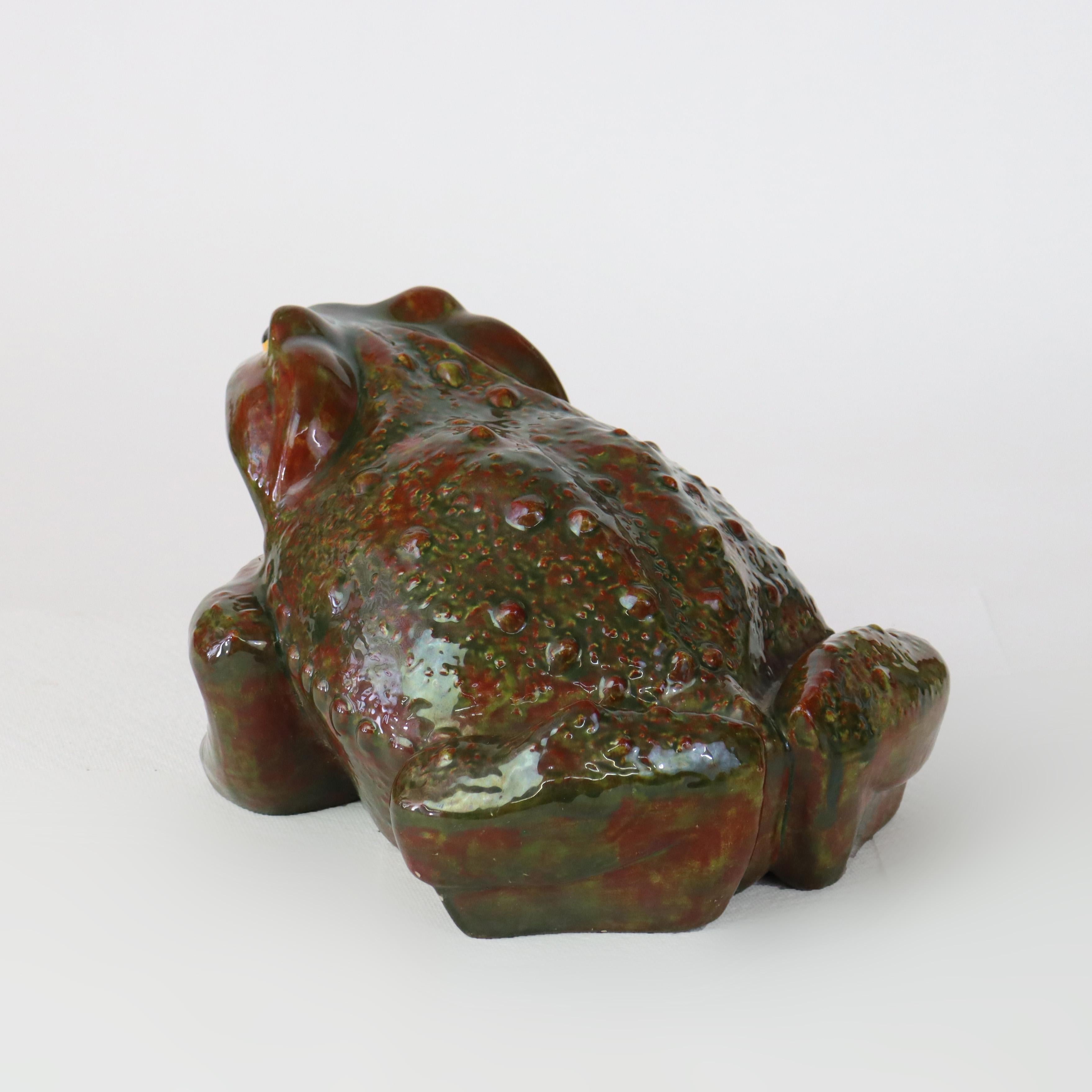 Crapaud de jardin ancien en poterie d'école en majolique C1930 en vente 1