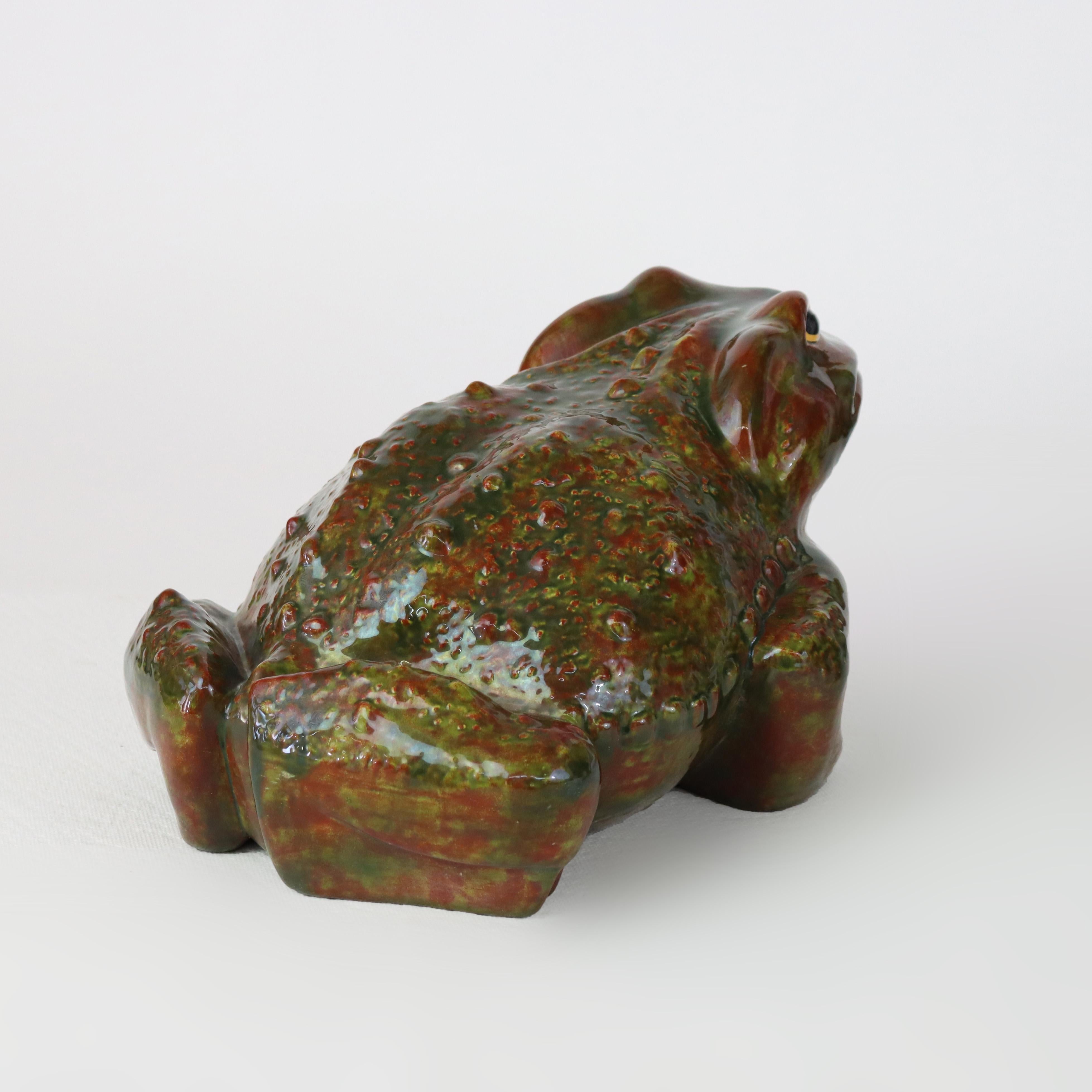 Crapaud de jardin ancien en poterie d'école en majolique C1930 en vente 2