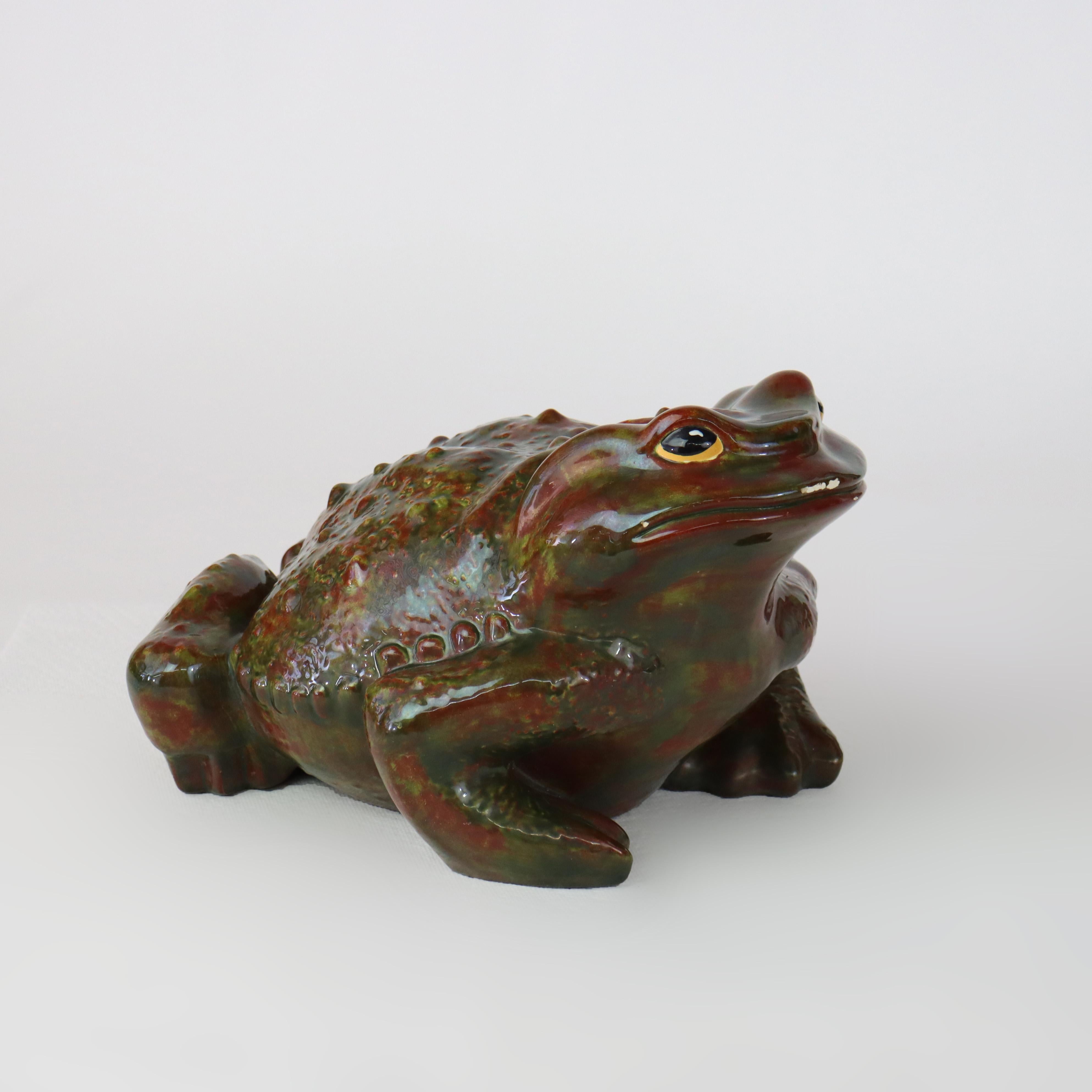 Crapaud de jardin ancien en poterie d'école en majolique C1930 en vente 3