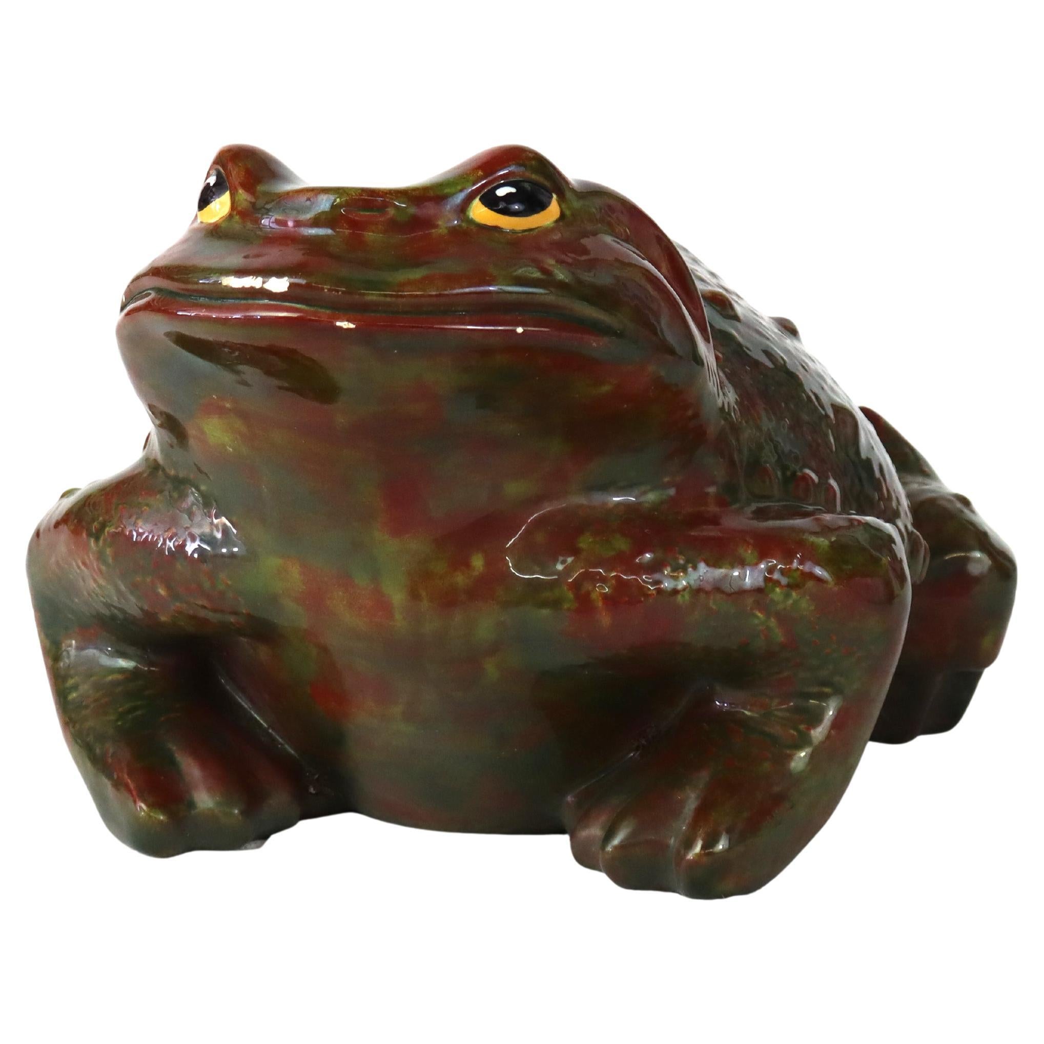 Crapaud de jardin ancien en poterie d'école en majolique C1930 en vente